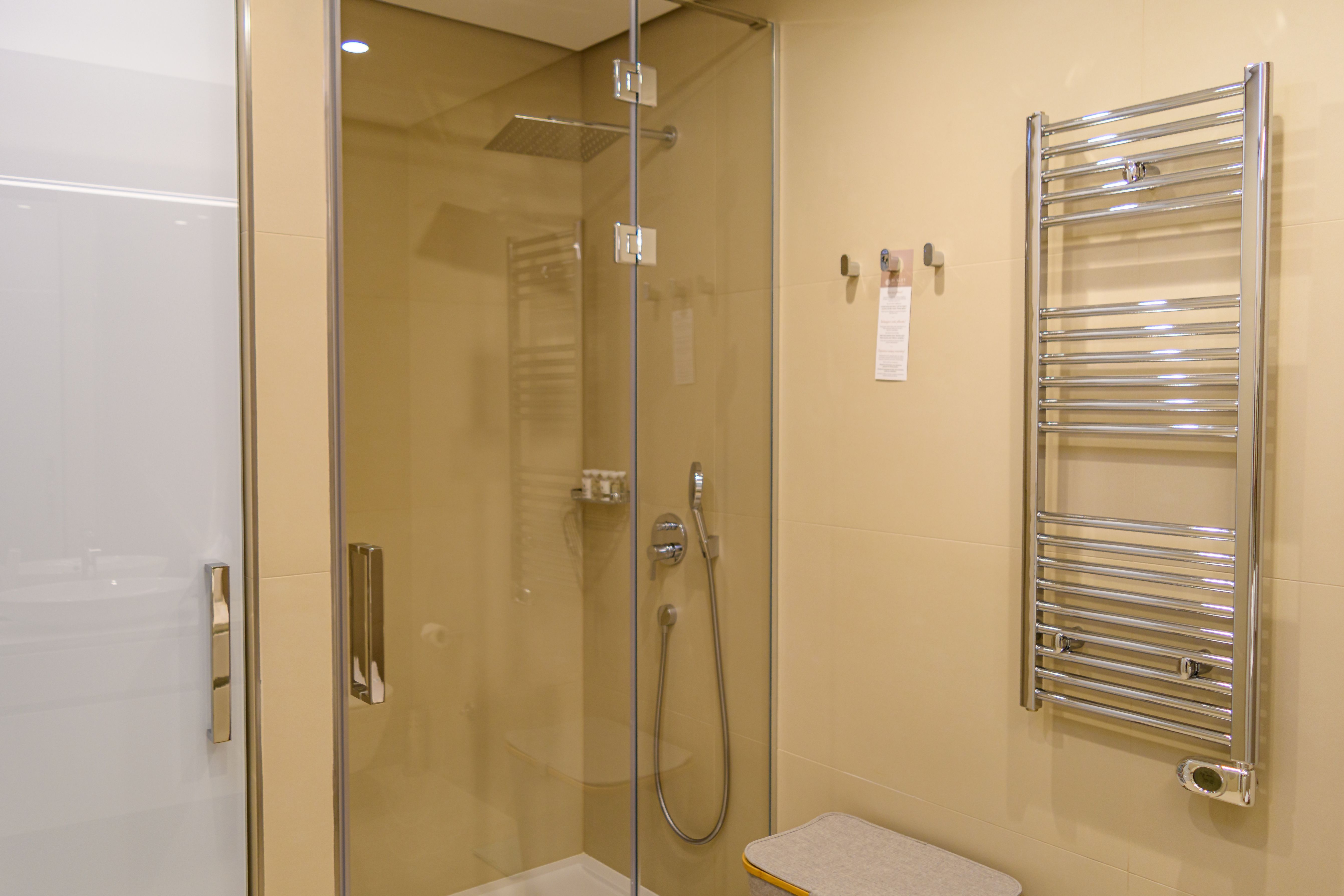 Luksuzan dvosoban stan 146m2 sa bočnim pogledom na more u rezidencijalnom kompleksu DUKLEY GARDENS ,BUDVA. - Amfora Real Estate