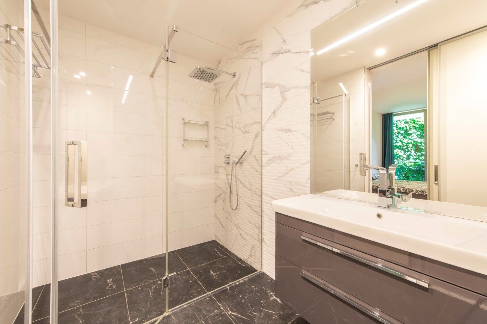 Prodaja luksuznog dvosobnog stana 156m² na prvoj liniji do mora sa panoramskim pogledom – Dukley Gardens, Budva - Amfora Real Estate