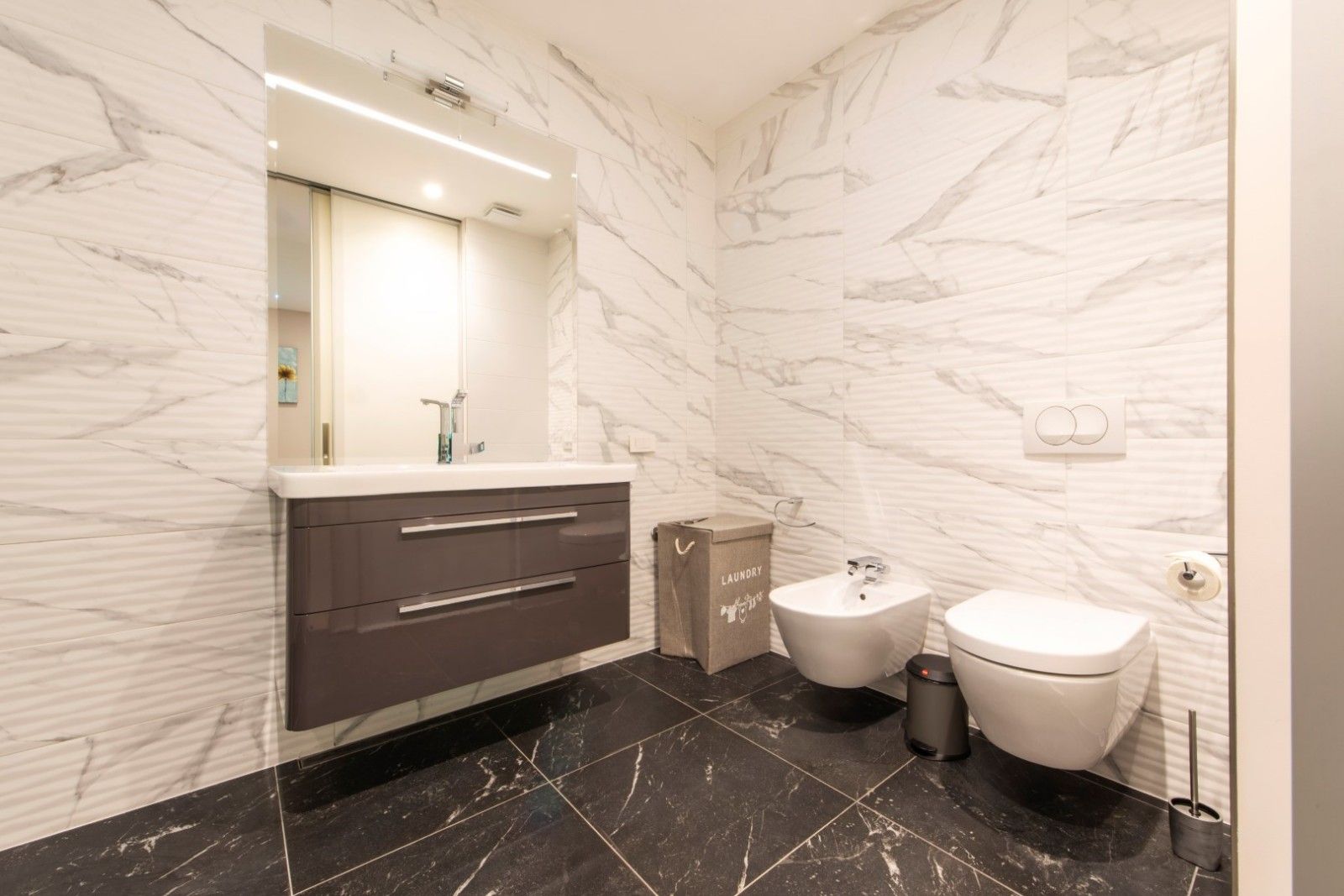 Prodaja luksuznog dvosobnog stana 156m² na prvoj liniji do mora sa panoramskim pogledom – Dukley Gardens, Budva - Amfora Real Estate