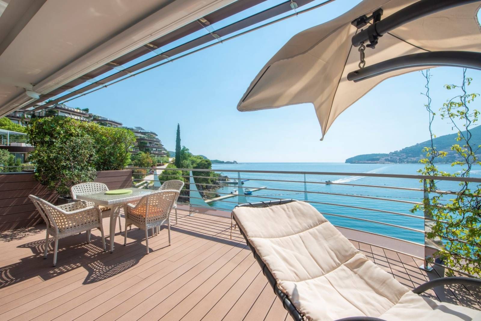 Prodaja luksuznog dvosobnog stana 156m² na prvoj liniji do mora sa panoramskim pogledom – Dukley Gardens, Budva - Amfora Real Estate