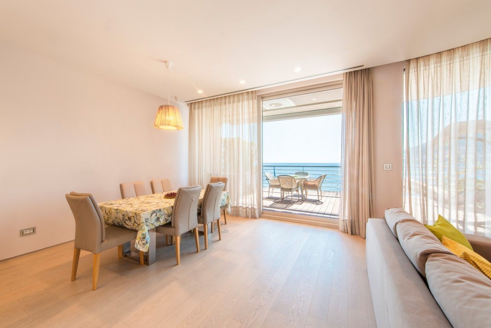 Prodaja luksuznog dvosobnog stana 156m² na prvoj liniji do mora sa panoramskim pogledom – Dukley Gardens, Budva - Amfora Real Estate