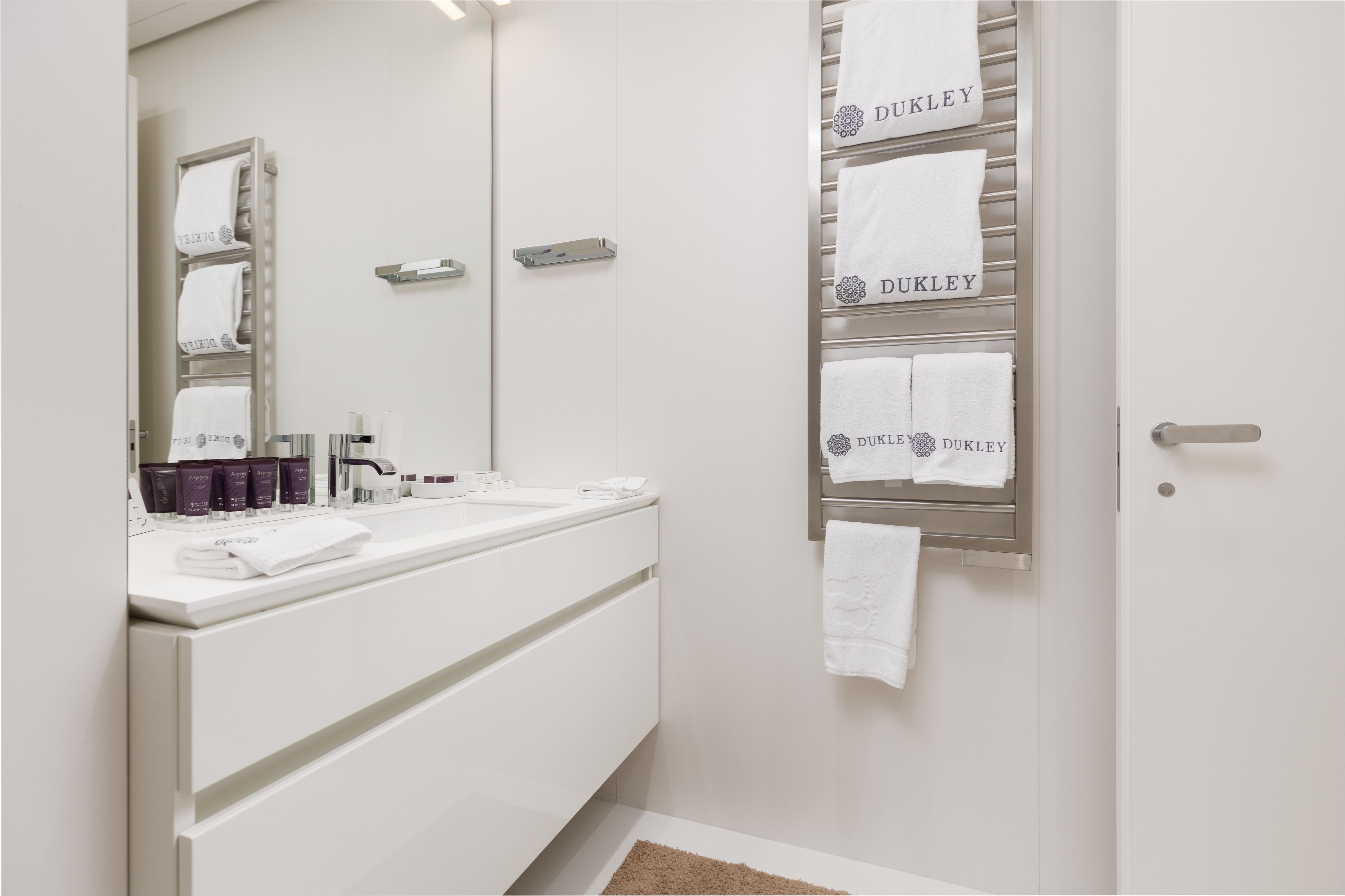 Luksuzan trosoban stan 180m2 sa pogledom na more u ekskluzivnom kompleksu DUKLEY GARDENS ,BUDVA. - Amfora Real Estate