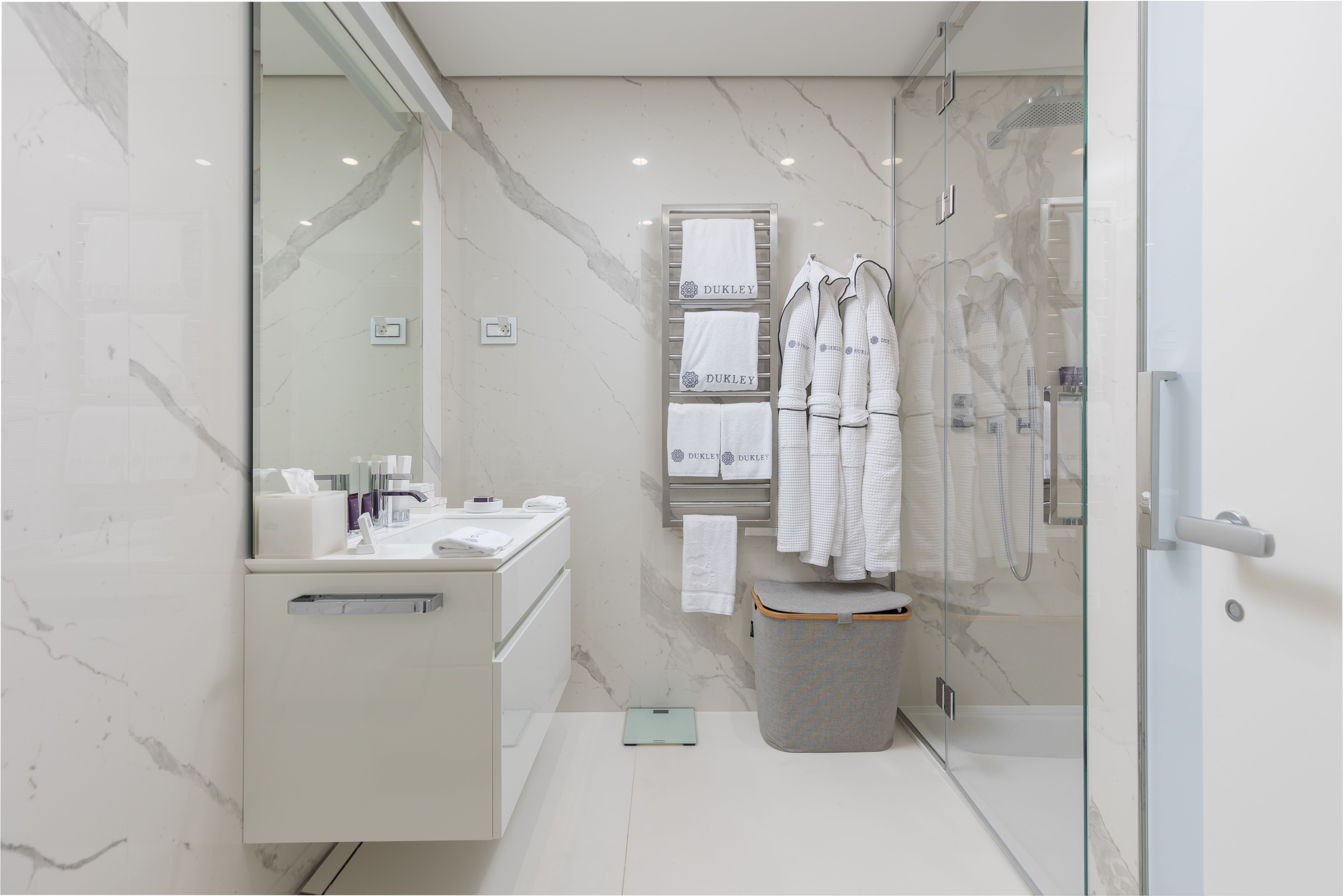 Luksuzan trosoban stan 180m2 sa pogledom na more u ekskluzivnom kompleksu DUKLEY GARDENS ,BUDVA. - Amfora Real Estate