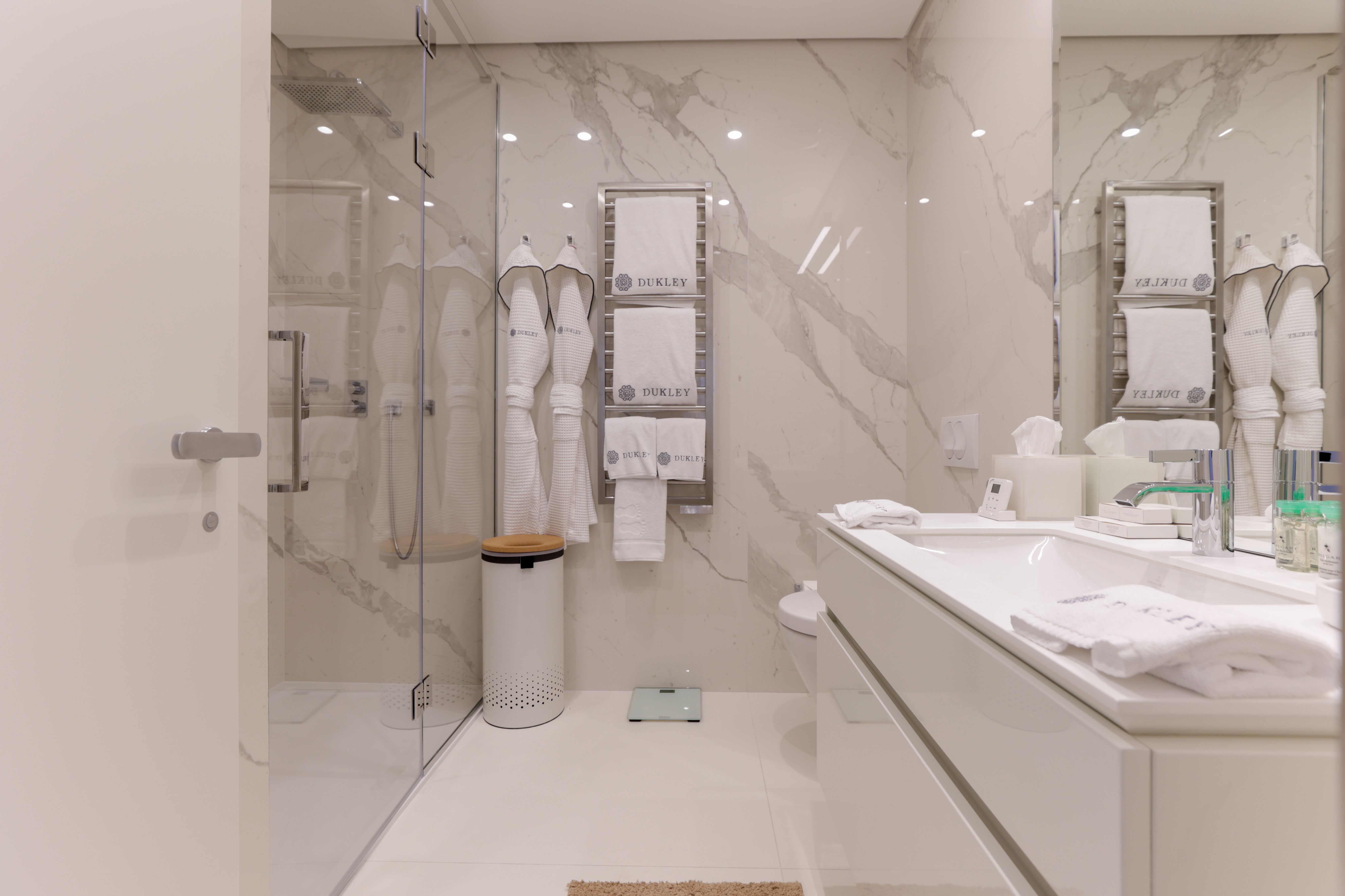 Luksuzan dvosoban stan 179m2 sa panoramskim pogledom na more u rezidencijalnom kompleksu DUKLEY GARDENS,BUDVA. - Amfora Real Estate