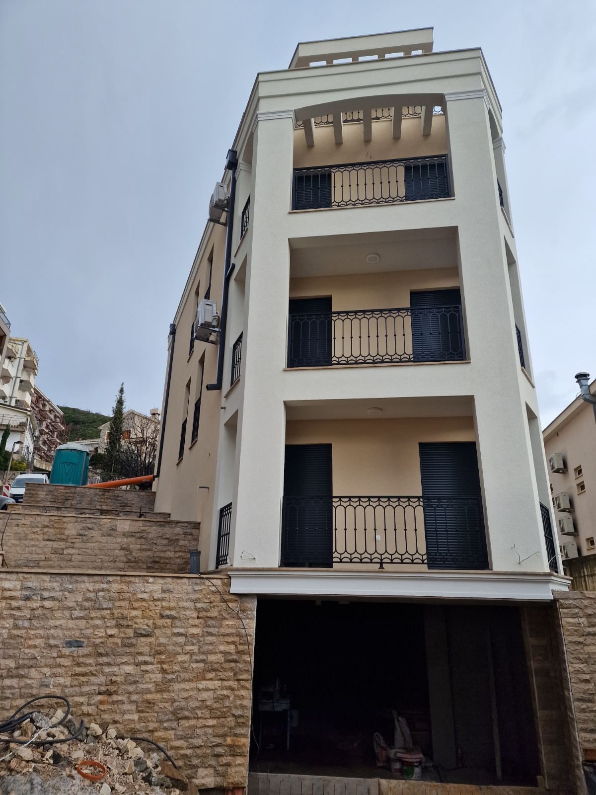 Na prodaju dva jednosobna stana 103m2 (UPISANI KAO JEDAN STAN) sa panoramskim pogledom na more u novoj zgradi na fantastičnoj lokaciji u Budvi. - Amfora Real Estate