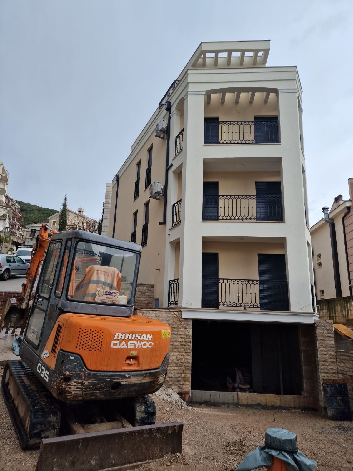 Na prodaju dva jednosobna stana 103m2 (UPISANI KAO JEDAN STAN) sa panoramskim pogledom na more u novoj zgradi na fantastičnoj lokaciji u Budvi. - Amfora Real Estate