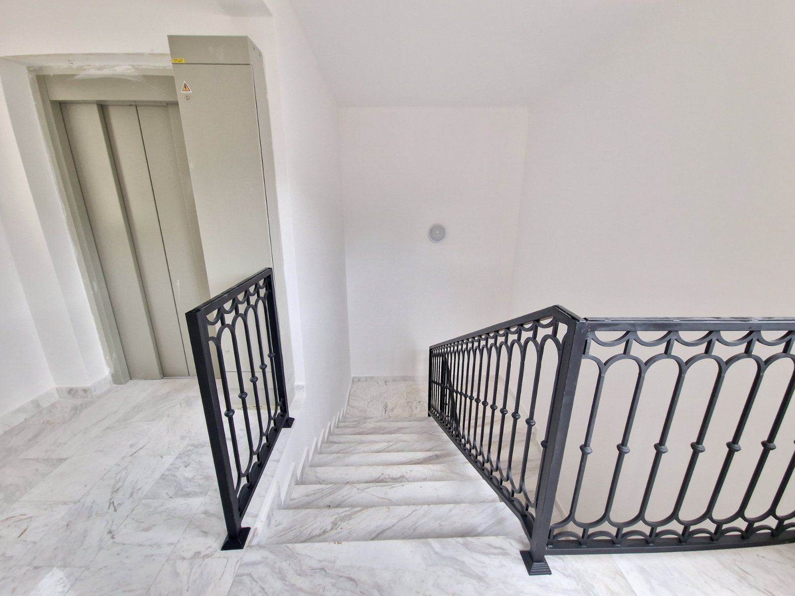 Na prodaju dva jednosobna stana 103m2 (UPISANI KAO JEDAN STAN) sa panoramskim pogledom na more u novoj zgradi na fantastičnoj lokaciji u Budvi. - Amfora Real Estate