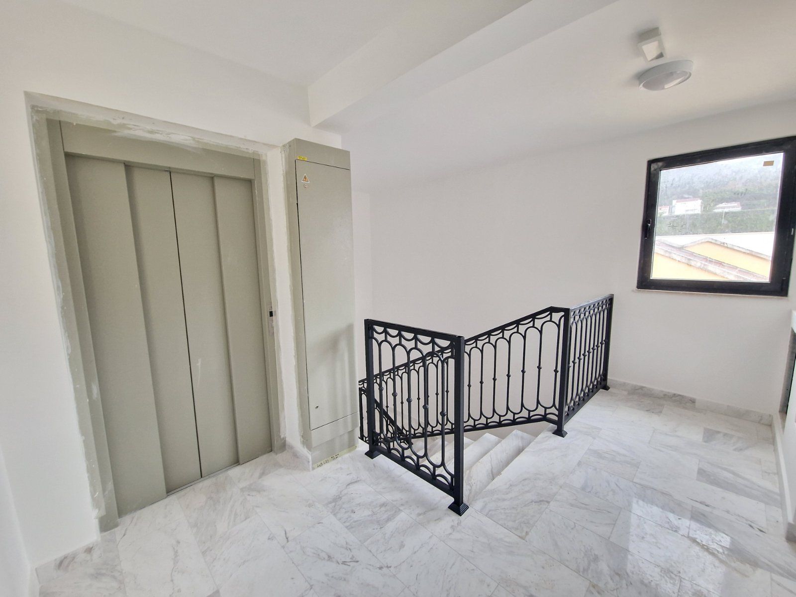 Na prodaju dva jednosobna stana 103m2 (UPISANI KAO JEDAN STAN) sa panoramskim pogledom na more u novoj zgradi na fantastičnoj lokaciji u Budvi. - Amfora Real Estate