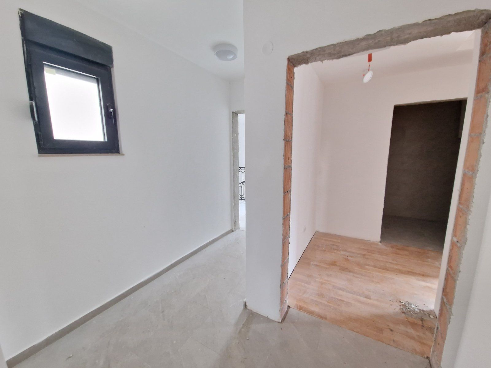 Na prodaju dva jednosobna stana 103m2 (UPISANI KAO JEDAN STAN) sa panoramskim pogledom na more u novoj zgradi na fantastičnoj lokaciji u Budvi. - Amfora Real Estate