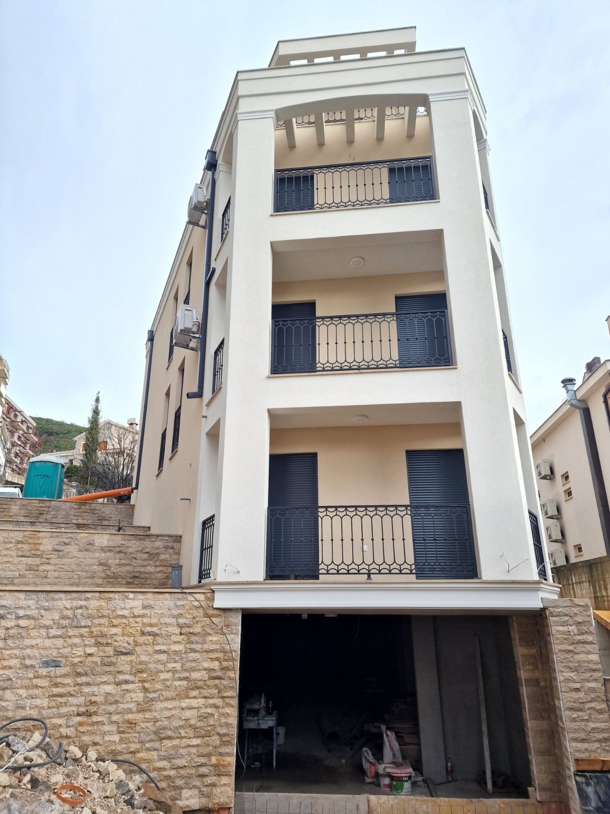 Na prodaju dva jednosobna stana 103m2 (UPISANI KAO JEDAN STAN) sa panoramskim pogledom na more u novoj zgradi na fantastičnoj lokaciji u Budvi. - Amfora Real Estate