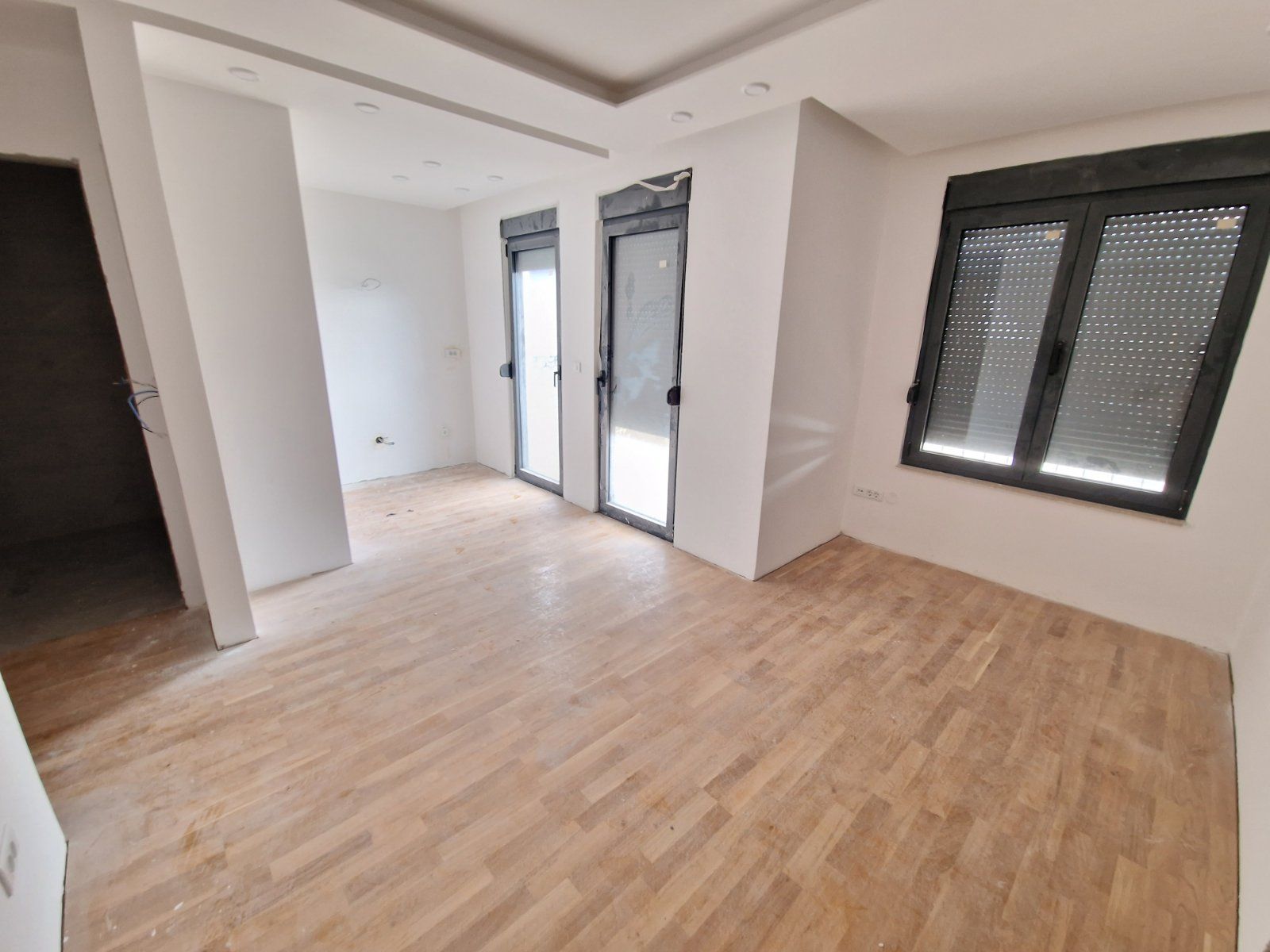 Na prodaju dva jednosobna stana 103m2 (UPISANI KAO JEDAN STAN) sa panoramskim pogledom na more u novoj zgradi na fantastičnoj lokaciji u Budvi. - Amfora Real Estate