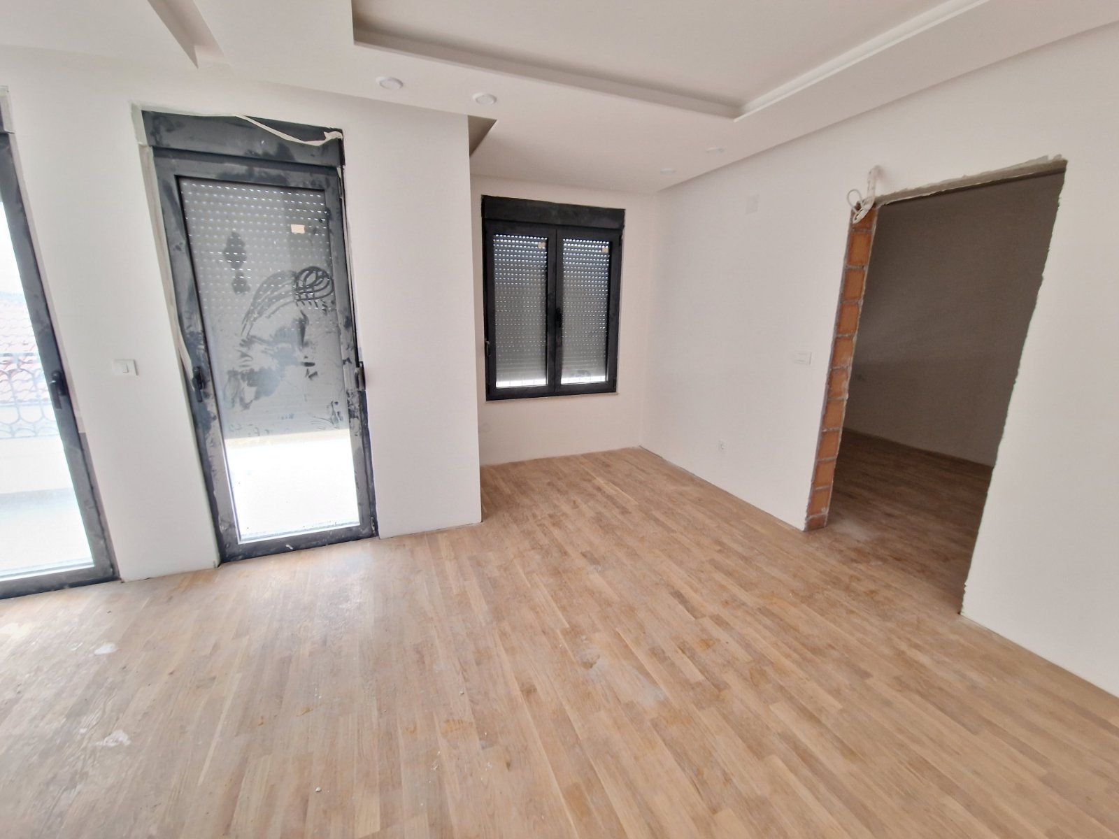 Na prodaju dva jednosobna stana 103m2 (UPISANI KAO JEDAN STAN) sa panoramskim pogledom na more u novoj zgradi na fantastičnoj lokaciji u Budvi. - Amfora Real Estate