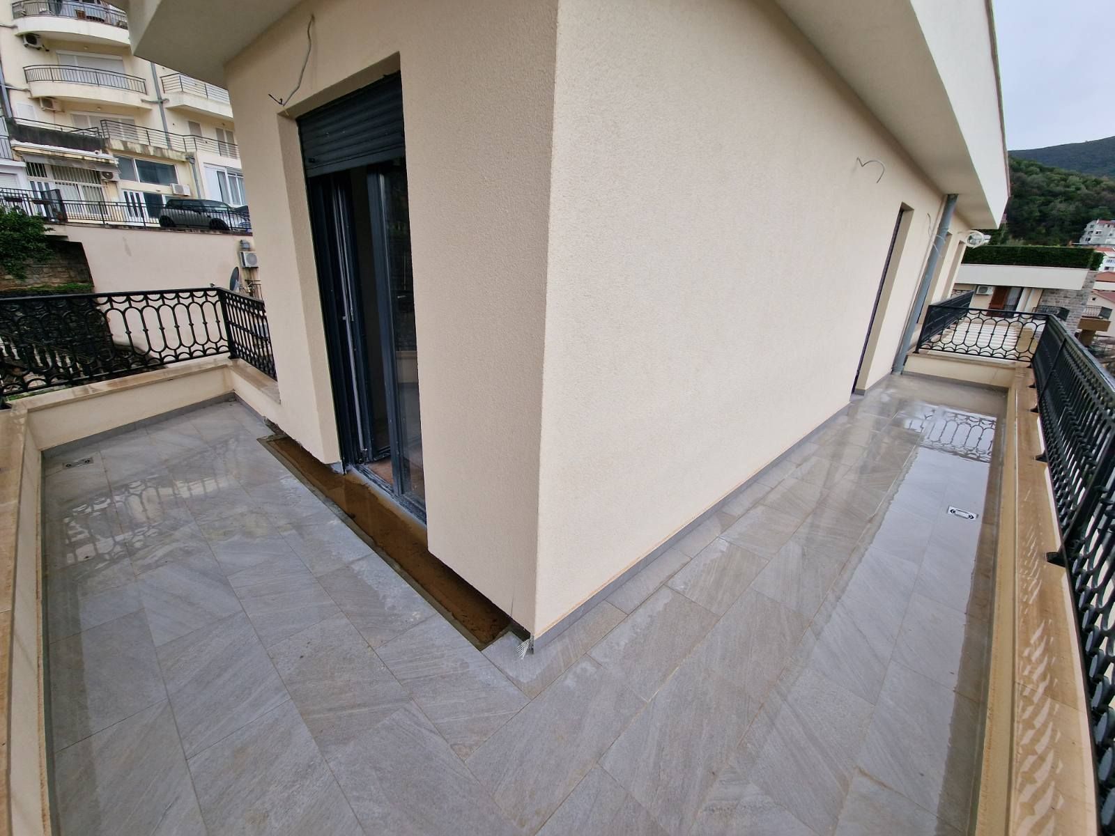 Na prodaju dva jednosobna stana 103m2 (UPISANI KAO JEDAN STAN) sa panoramskim pogledom na more u novoj zgradi na fantastičnoj lokaciji u Budvi. - Amfora Real Estate