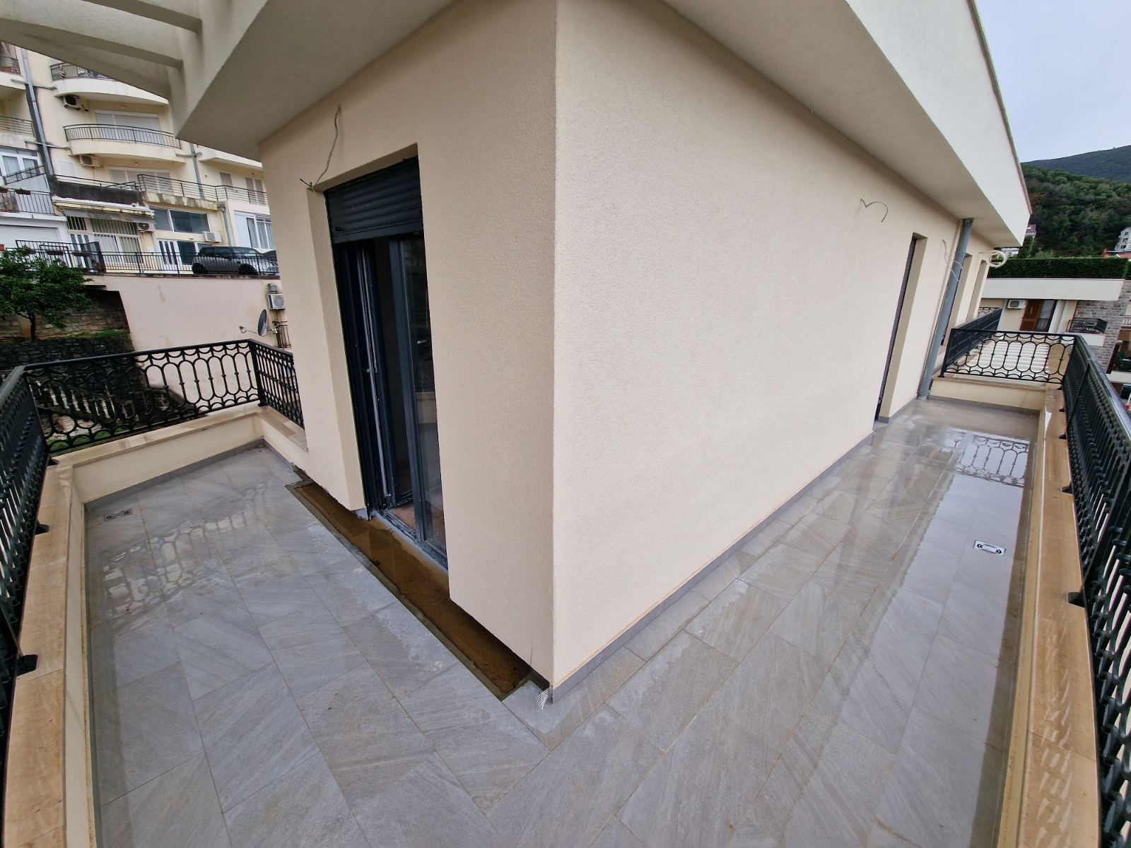 Na prodaju dva jednosobna stana 103m2 (UPISANI KAO JEDAN STAN) sa panoramskim pogledom na more u novoj zgradi na fantastičnoj lokaciji u Budvi. - Amfora Real Estate