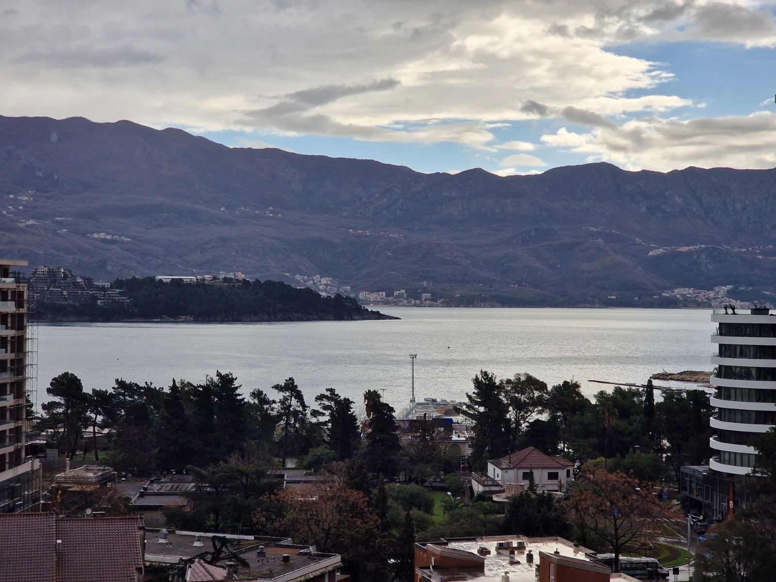 Na prodaju dva jednosobna stana 103m2 (UPISANI KAO JEDAN STAN) sa panoramskim pogledom na more u novoj zgradi na fantastičnoj lokaciji u Budvi. - Amfora Real Estate