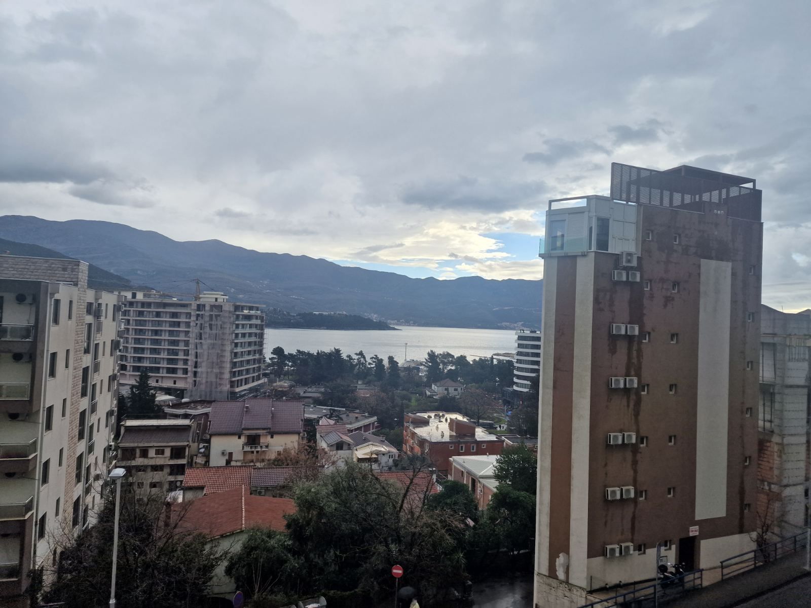 Na prodaju dva jednosobna stana 103m2 (UPISANI KAO JEDAN STAN) sa panoramskim pogledom na more u novoj zgradi na fantastičnoj lokaciji u Budvi. - Amfora Real Estate