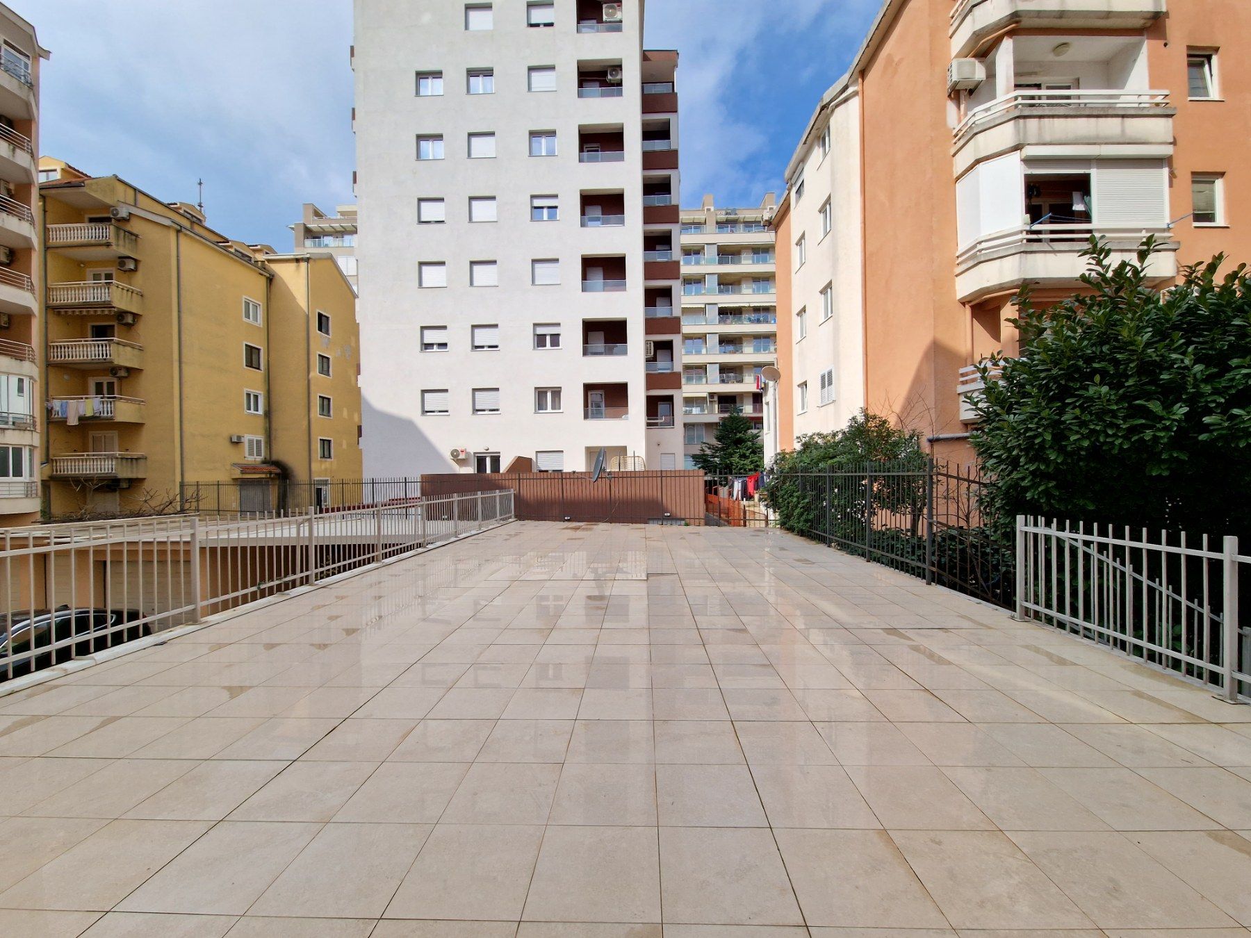 Na prodaju namešten dvosoban stan 76 m²  – Rozino, Budva - Amfora Real Estate