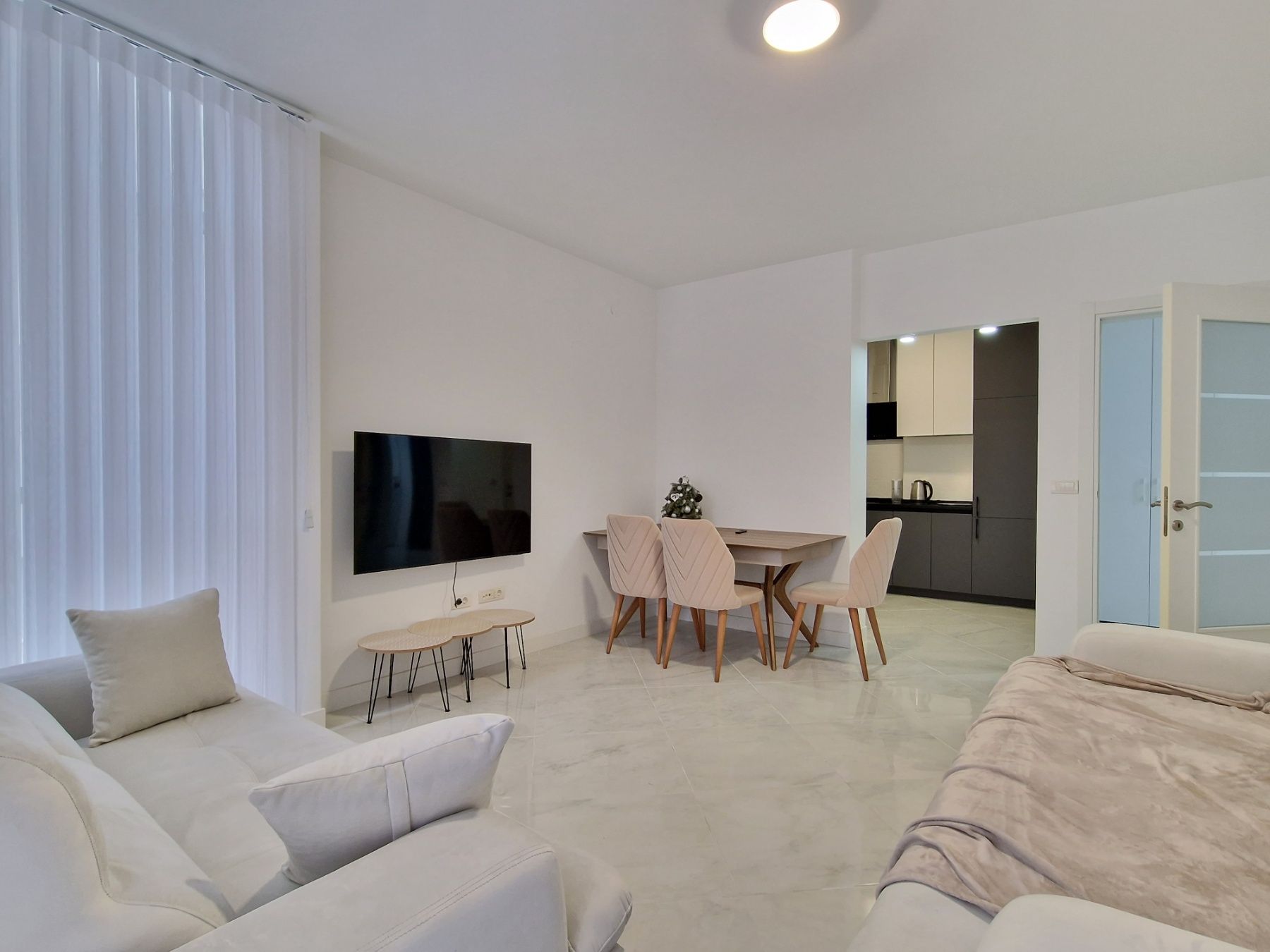 Trosoban luksuzno opremljen stan 95m2 u zgradi novije gradnje,Rozino-Budva. - Amfora Real Estate