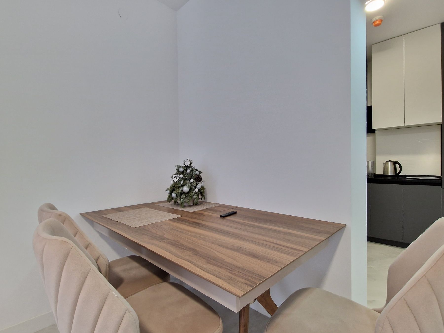 Trosoban luksuzno opremljen stan 95m2 u zgradi novije gradnje,Rozino-Budva. - Amfora Real Estate