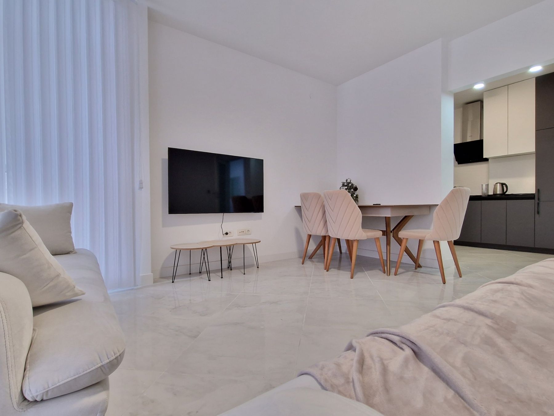 Trosoban luksuzno opremljen stan 95m2 u zgradi novije gradnje,Rozino-Budva. - Amfora Real Estate