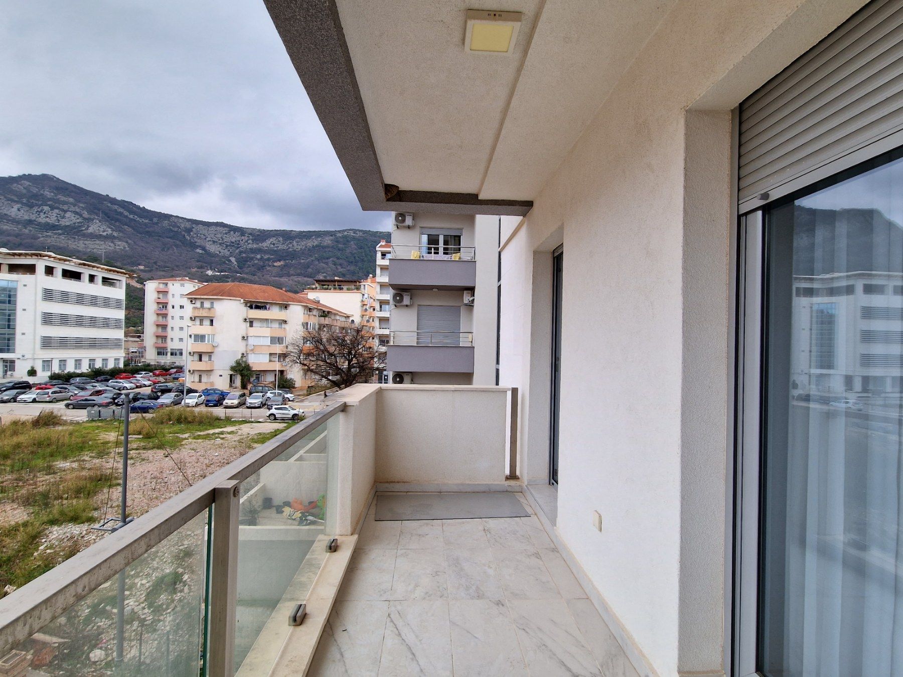 Trosoban luksuzno opremljen stan 95m2 u zgradi novije gradnje,Rozino-Budva. - Amfora Real Estate