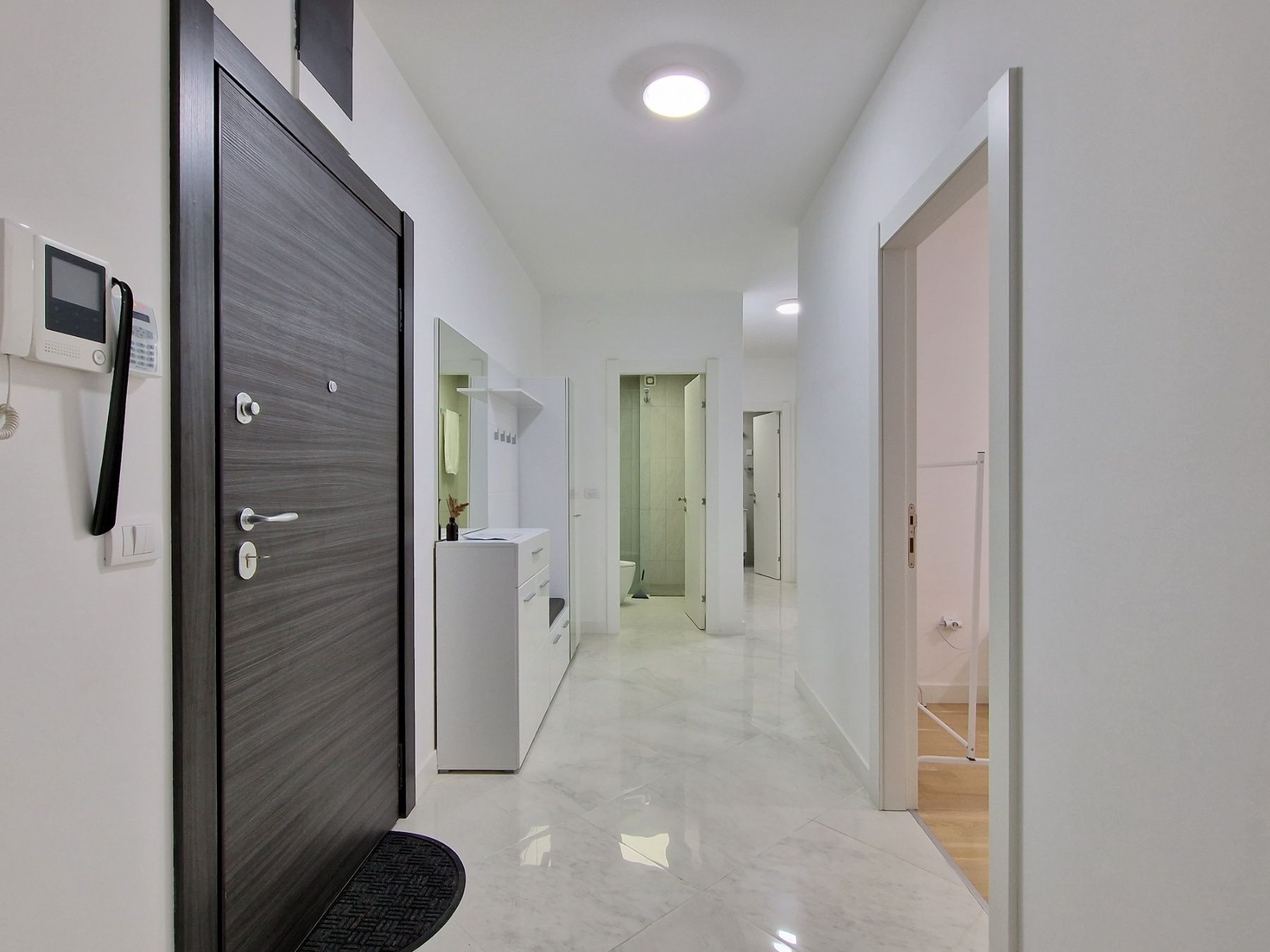 Trosoban luksuzno opremljen stan 95m2 u zgradi novije gradnje,Rozino-Budva. - Amfora Real Estate