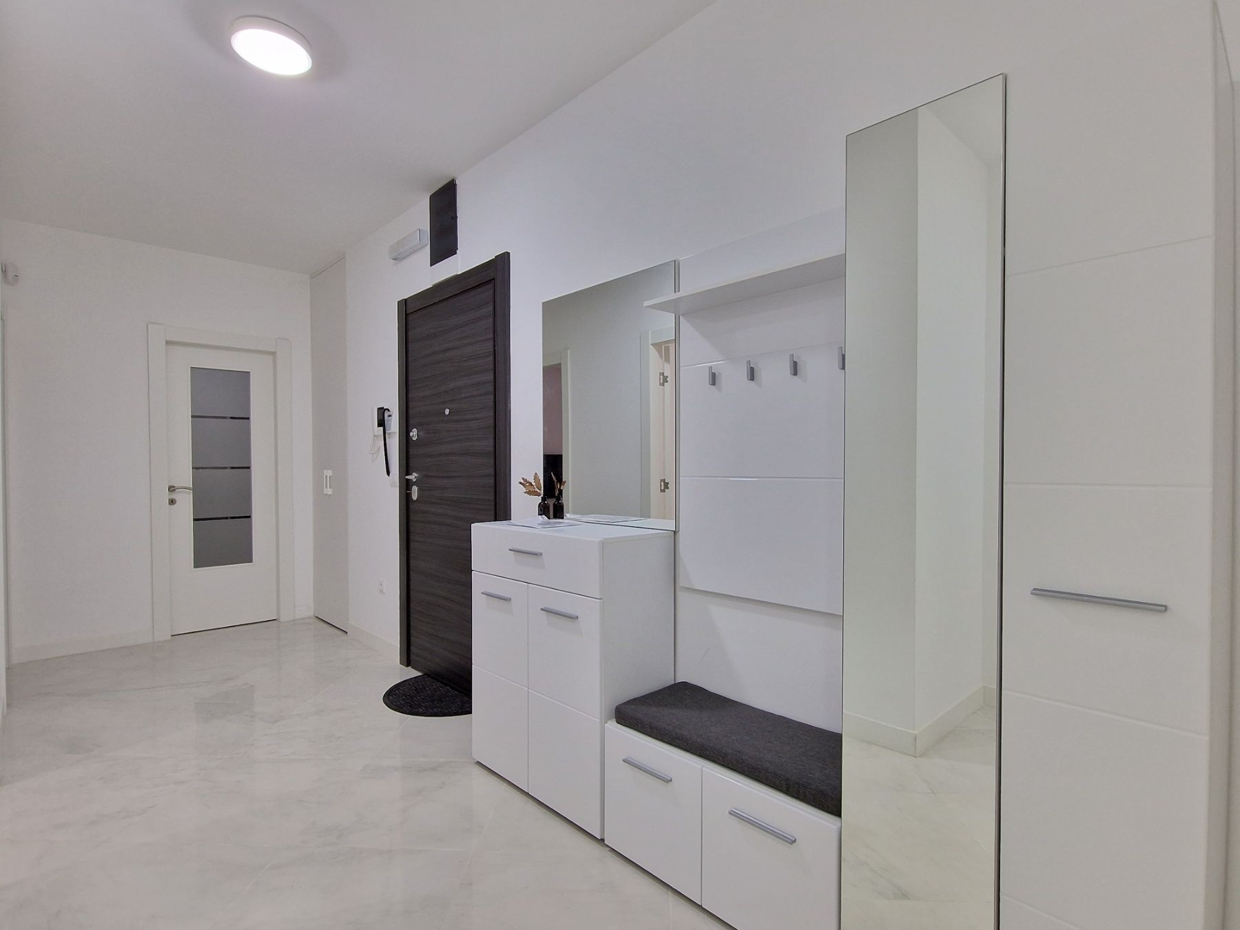 Trosoban luksuzno opremljen stan 95m2 u zgradi novije gradnje,Rozino-Budva. - Amfora Real Estate