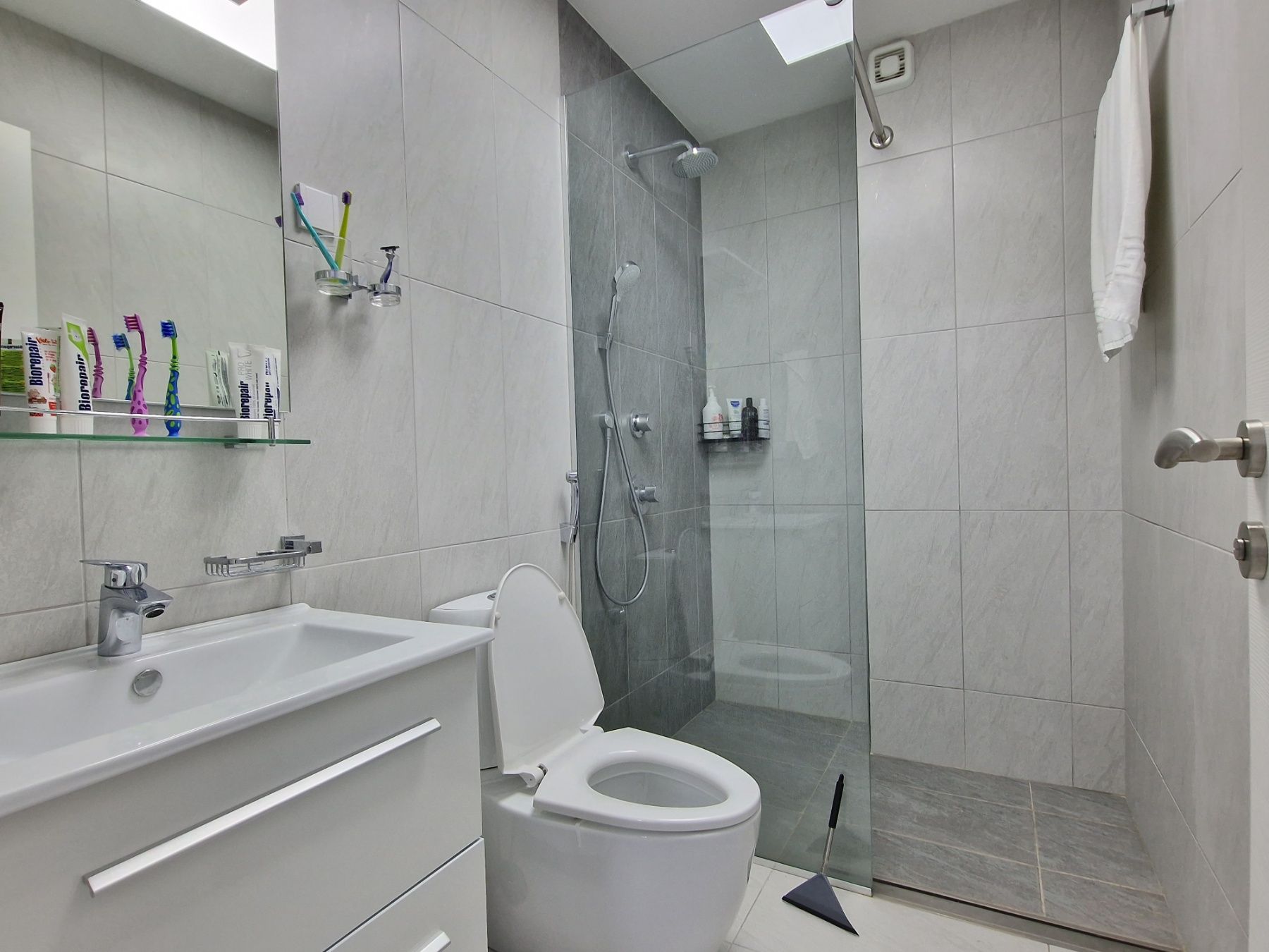 Trosoban luksuzno opremljen stan 95m2 u zgradi novije gradnje,Rozino-Budva. - Amfora Real Estate