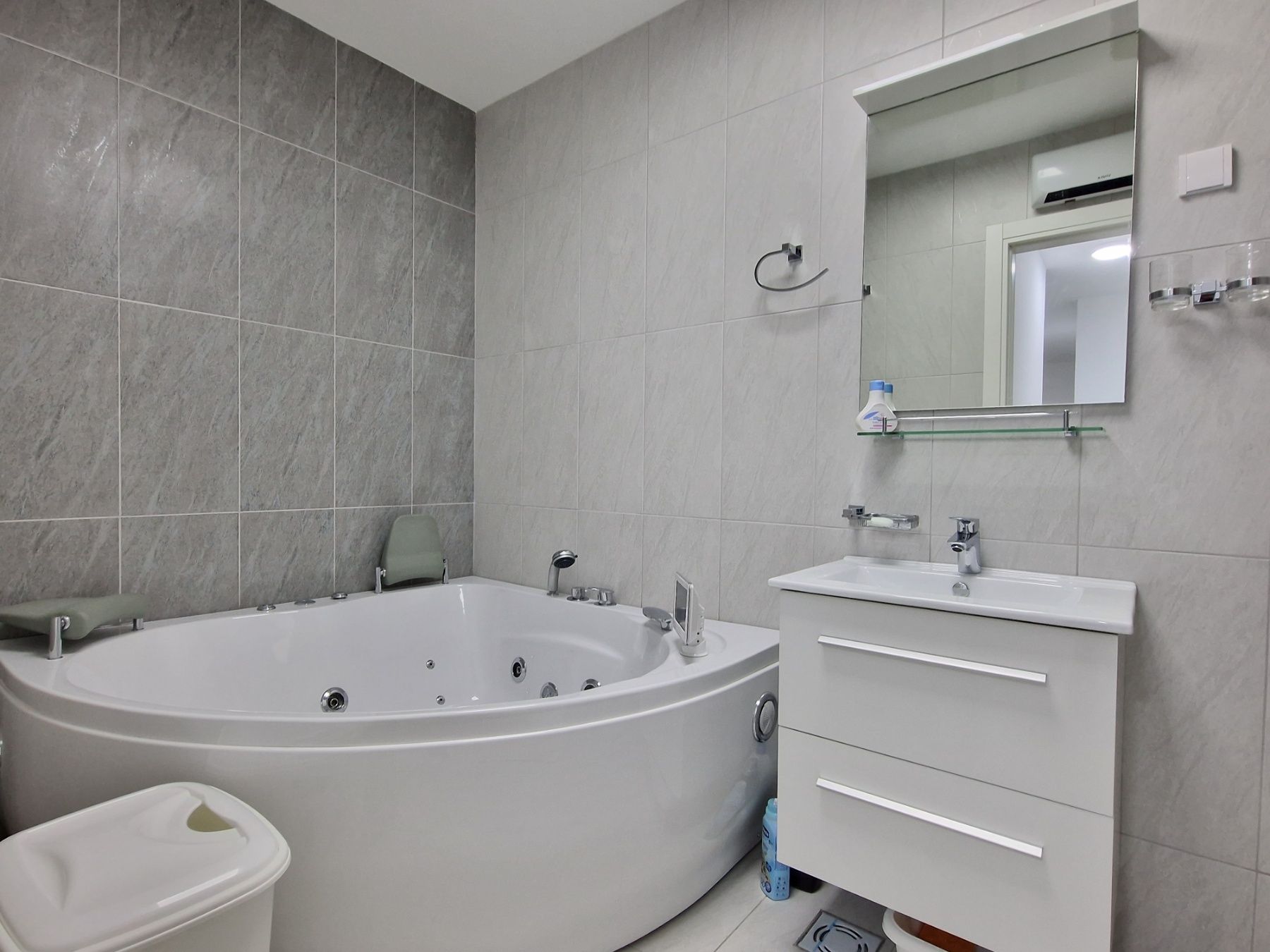 Trosoban luksuzno opremljen stan 95m2 u zgradi novije gradnje,Rozino-Budva. - Amfora Real Estate