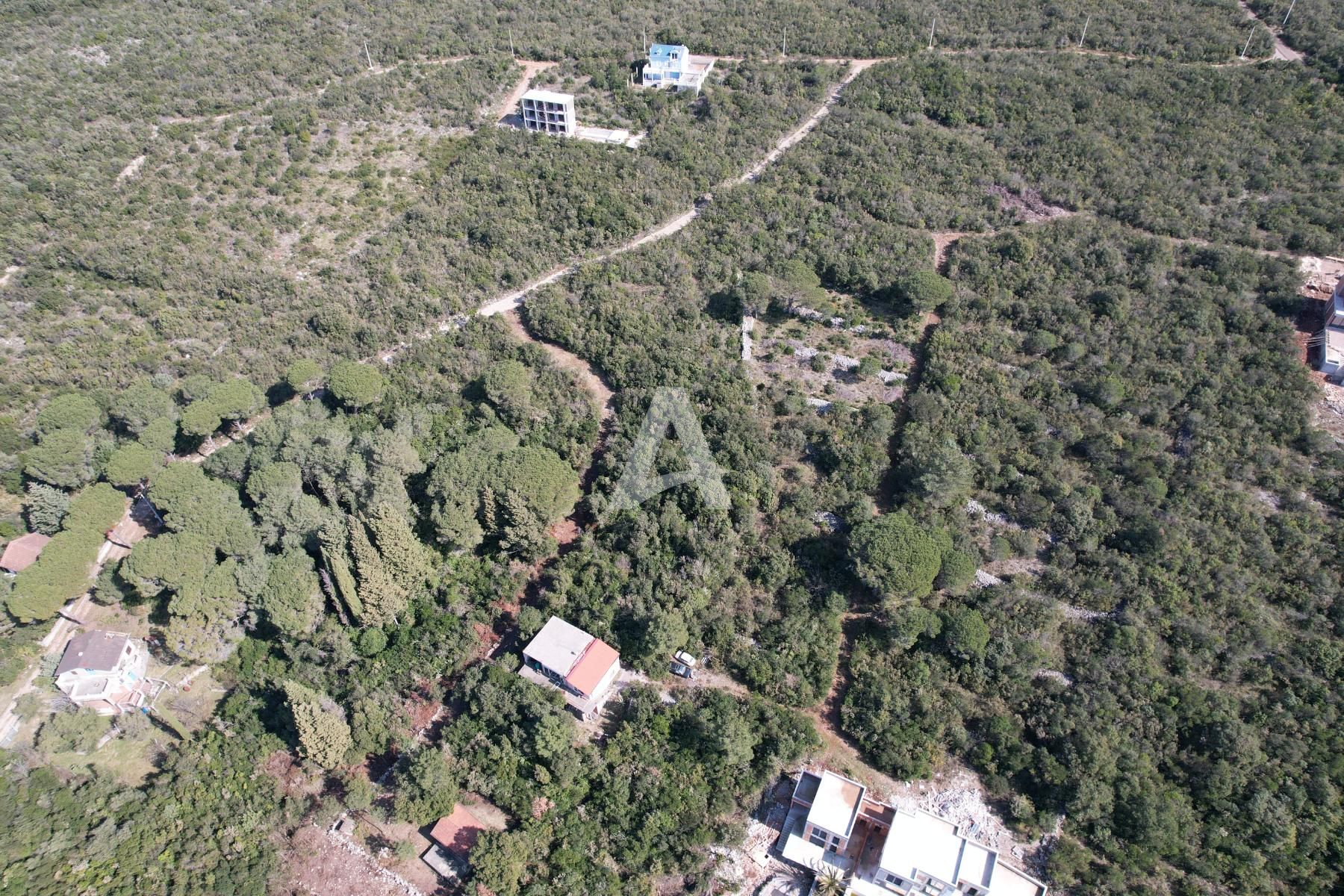 amforaproperty.com/Prodaje se plac povrsine 2000m2 sa izgradjenim objektom u Zagori,opstina Kotor.