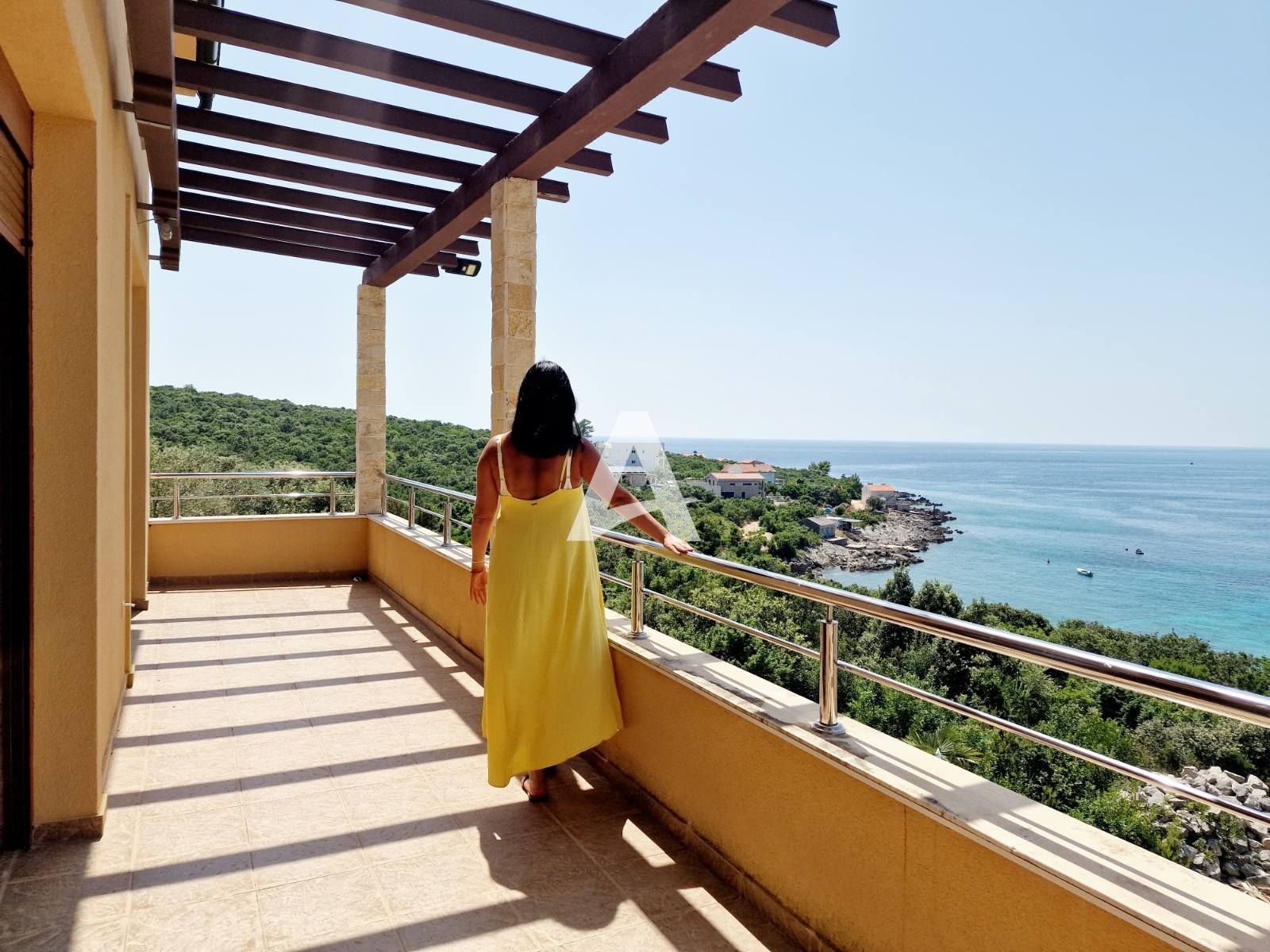 amforaproperty.com/Luksuzna vila na 50m od plaze, sa bazenom i panoramskim pogledom na more.Žukovica-Kotor.