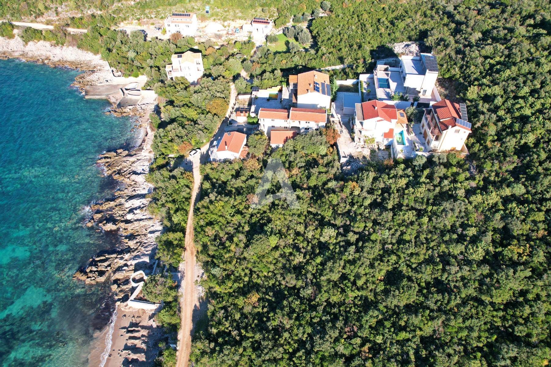 amforaproperty.com/Luksuzna vila na 50m od plaze, sa bazenom i panoramskim pogledom na more.Žukovica-Kotor.
