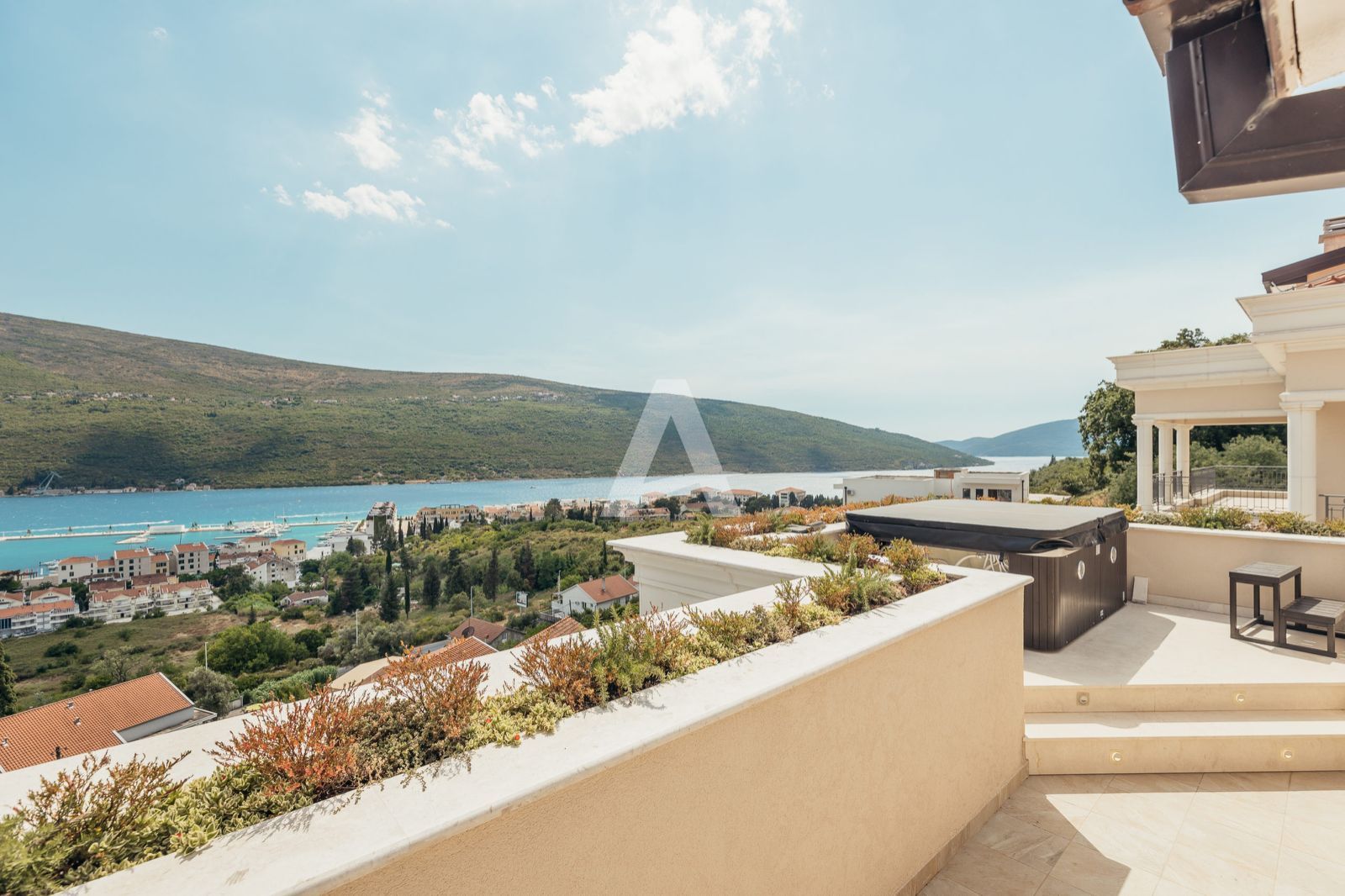 amforaproperty.com/EKSKLUZIVNO!! Na prodaju stanovi u luksuznom kompleksu u naselju Đenovići, Herceg Novi.