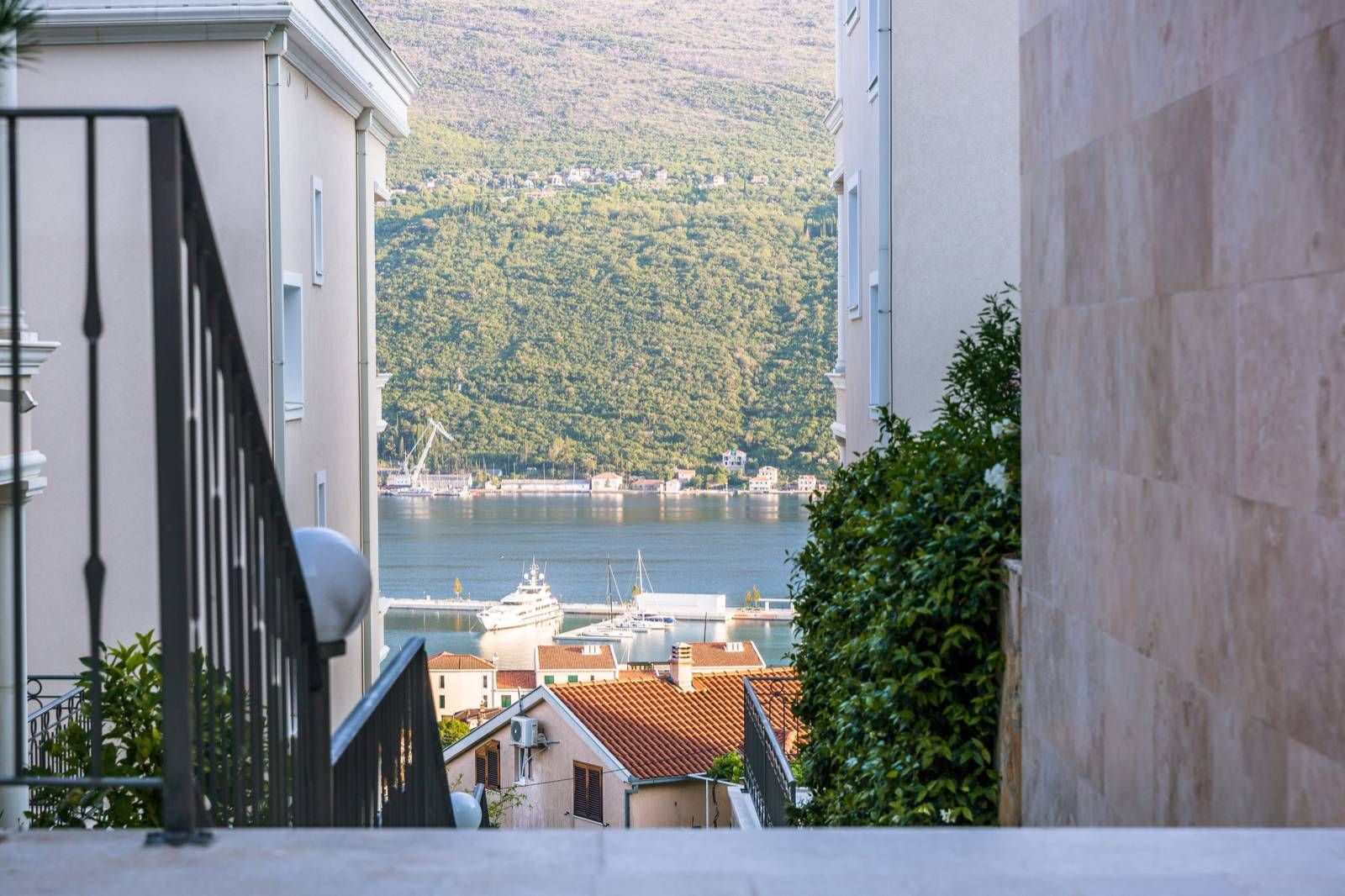 Trosoban stan sa pogledom na more 133,4m2 u luksuznom kompleksu u naselju Đenovići, Herceg Novi. - Amfora Real Estate