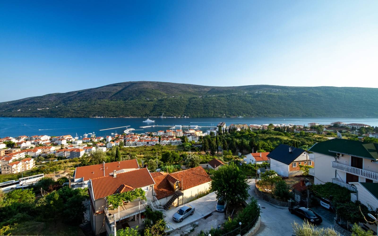 Trosoban stan sa pogledom na more 133,4m2 u luksuznom kompleksu u naselju Đenovići, Herceg Novi. - Amfora Real Estate