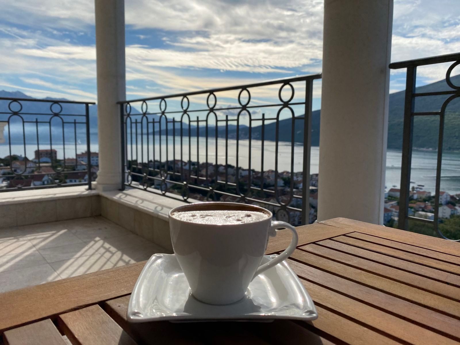 Trosoban stan sa pogledom na more 133,4m2 u luksuznom kompleksu u naselju Đenovići, Herceg Novi. - Amfora Real Estate