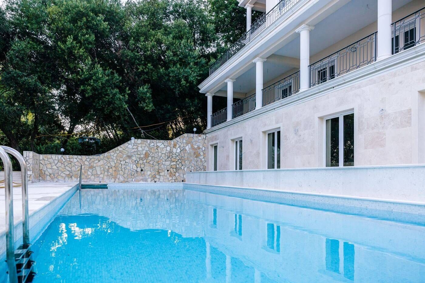 Dupleks apartman 155,5m2 + 61,8m2 terase u luksuznom kompleksu u naselju Đenovići, Herceg Novi. - Amfora Real Estate