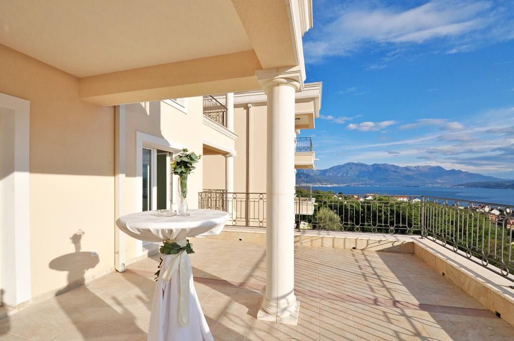 Dupleks apartman 155,5m2 + 61,8m2 terase u luksuznom kompleksu u naselju Đenovići, Herceg Novi. - Amfora Real Estate