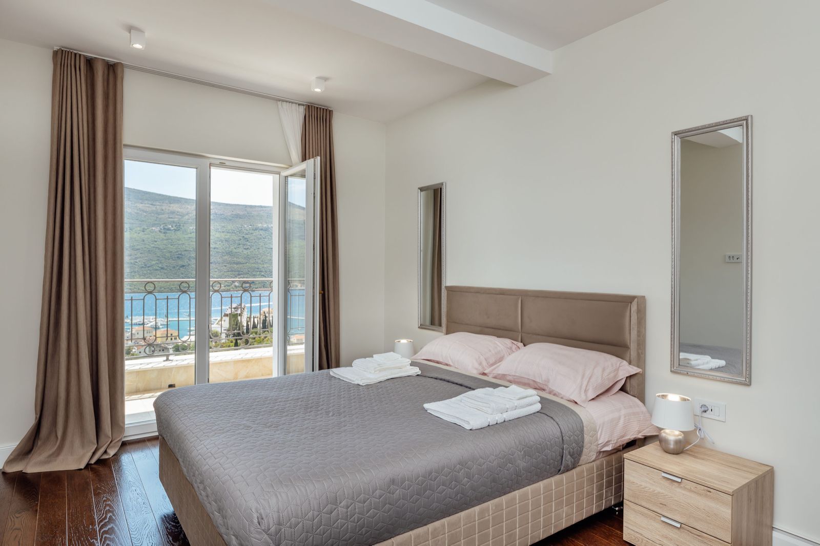 Dupleks apartman 155,5m2 + 61,8m2 terase u luksuznom kompleksu u naselju Đenovići, Herceg Novi. - Amfora Real Estate