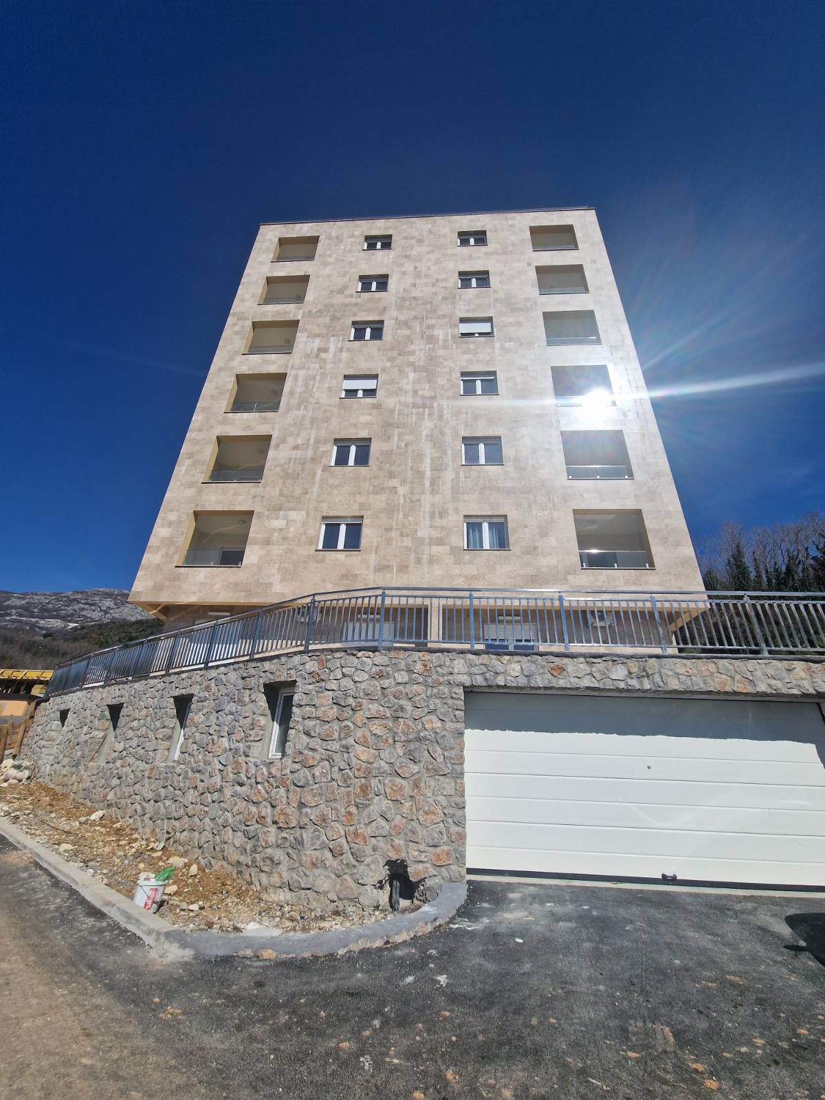 Prostrana garaža (15m2)  sa izolovanom ostavom (30m2) , 300m od mora u Bečićima - Nova gradnja po neverovatnoj ceni od 25 000€ - Amfora Real Estate