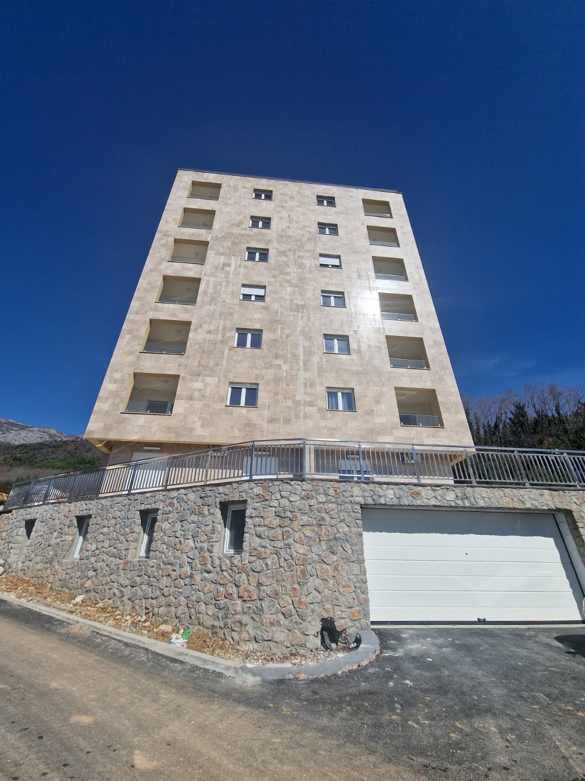 Prostrana garaža (15m2)  sa izolovanom ostavom (30m2) , 300m od mora u Bečićima - Nova gradnja po neverovatnoj ceni od 25 000€ - Amfora Real Estate