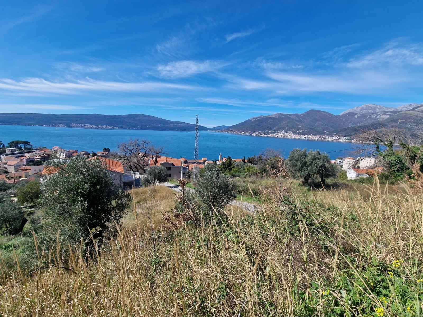 Zemljiste 1800m2 sa ucrtanim projektom za izgradnju 3 vile u mestu Donja Lastva, Tivat, sa predivnim pogledom na more i Porto Montenegro. - Amfora Real Estate