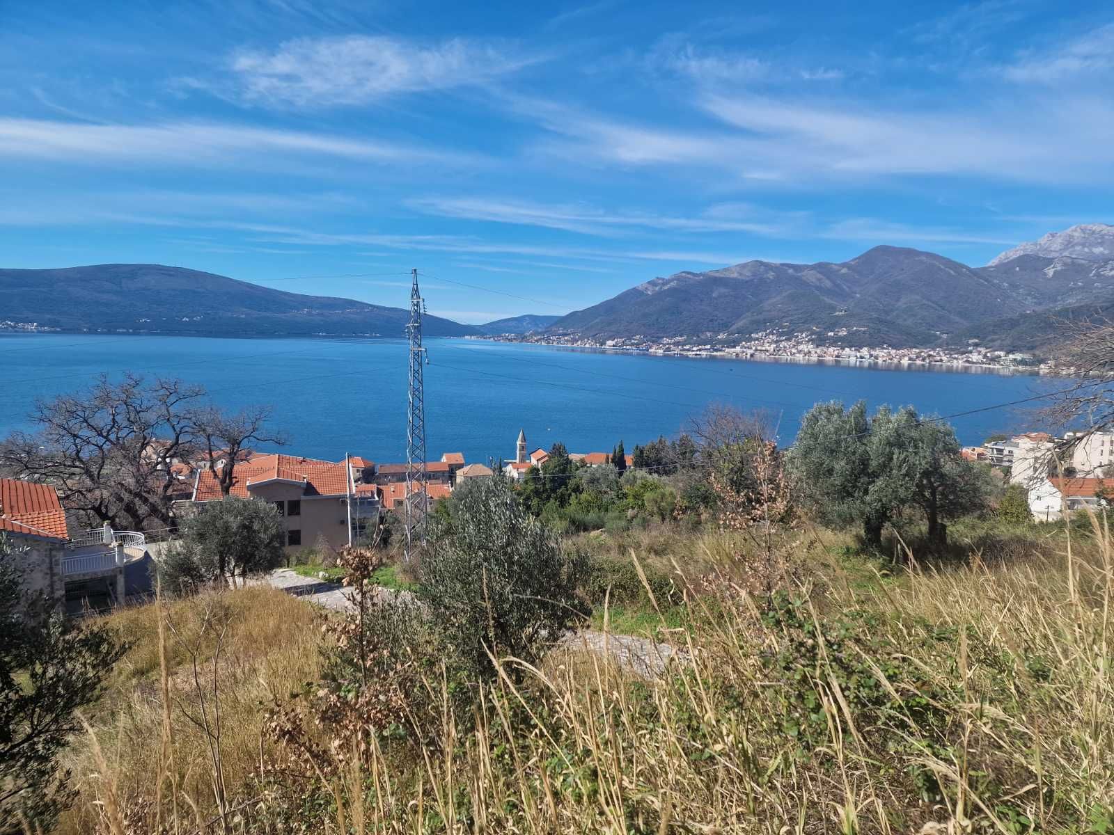 Zemljiste 1800m2 sa ucrtanim projektom za izgradnju 3 vile u mestu Donja Lastva, Tivat, sa predivnim pogledom na more i Porto Montenegro. - Amfora Real Estate