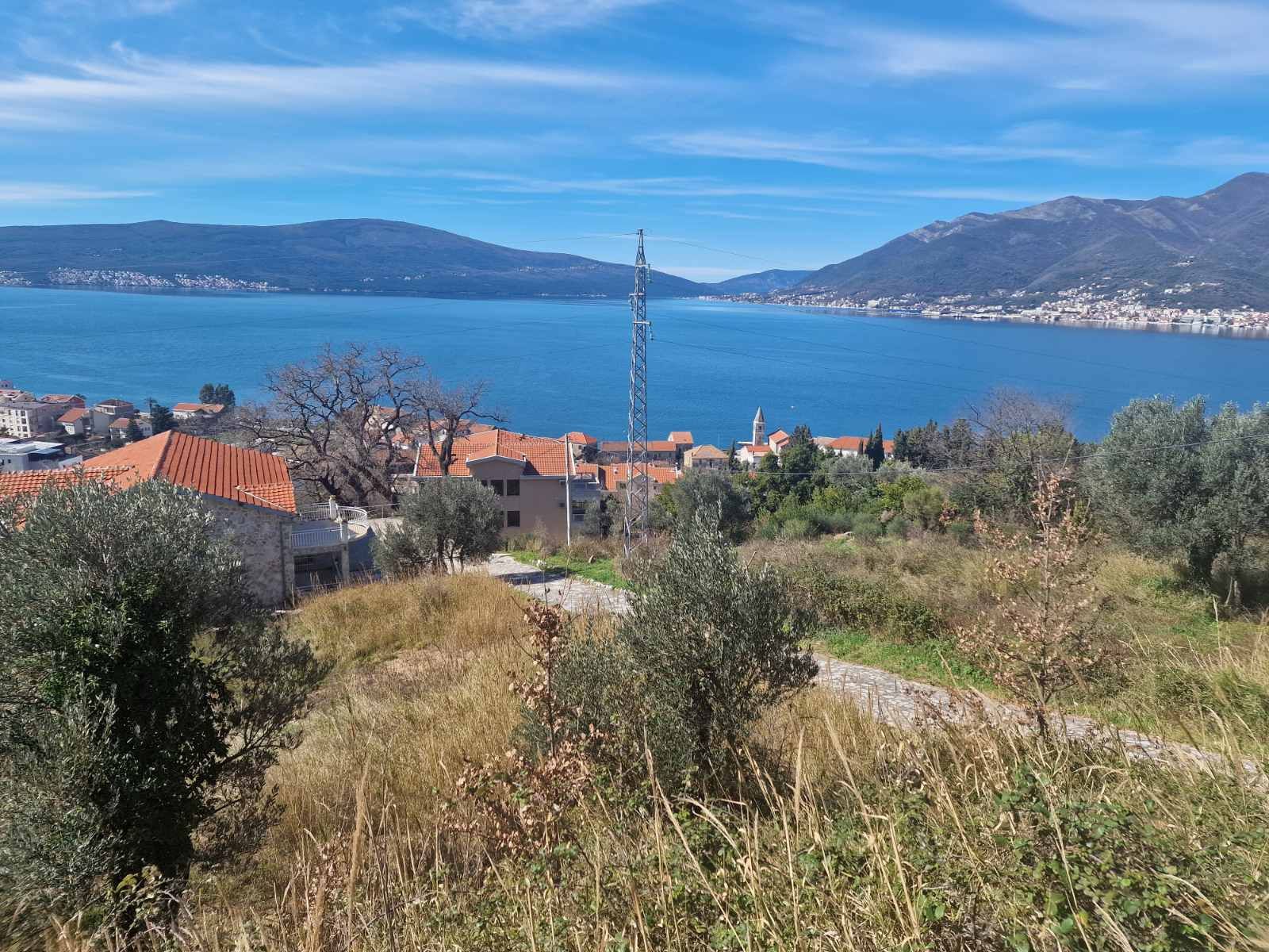 Zemljiste 1800m2 sa ucrtanim projektom za izgradnju 3 vile u mestu Donja Lastva, Tivat, sa predivnim pogledom na more i Porto Montenegro. - Amfora Real Estate