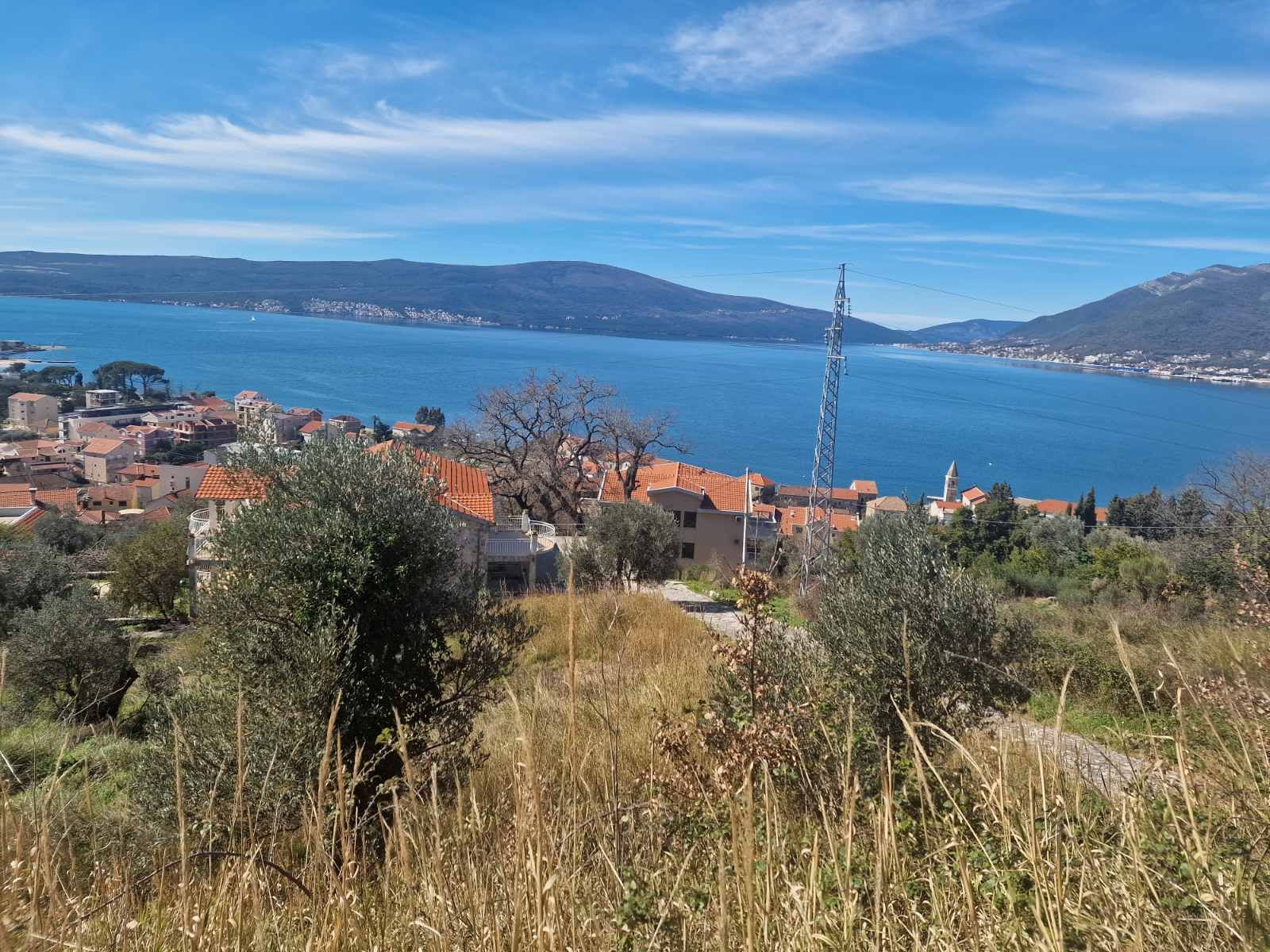 Zemljiste 1800m2 sa ucrtanim projektom za izgradnju 3 vile u mestu Donja Lastva, Tivat, sa predivnim pogledom na more i Porto Montenegro. - Amfora Real Estate