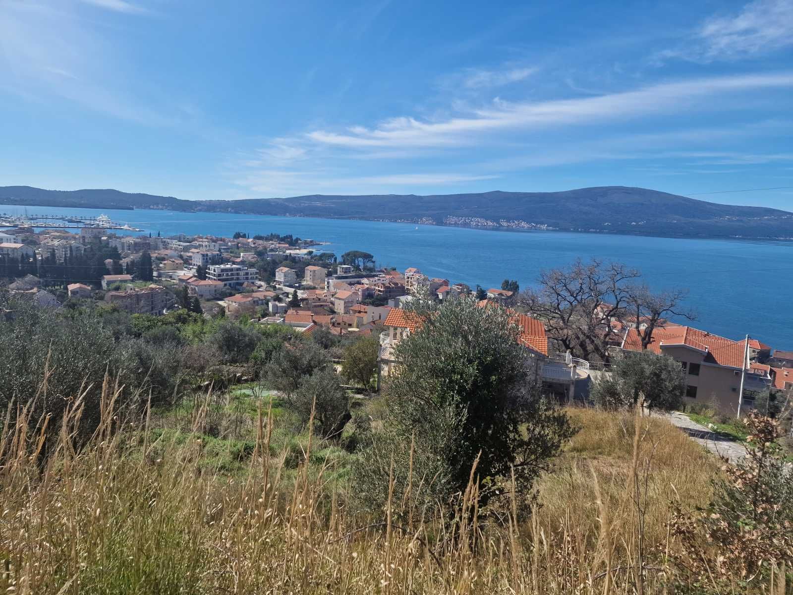 Zemljiste 1800m2 sa ucrtanim projektom za izgradnju 3 vile u mestu Donja Lastva, Tivat, sa predivnim pogledom na more i Porto Montenegro. - Amfora Real Estate