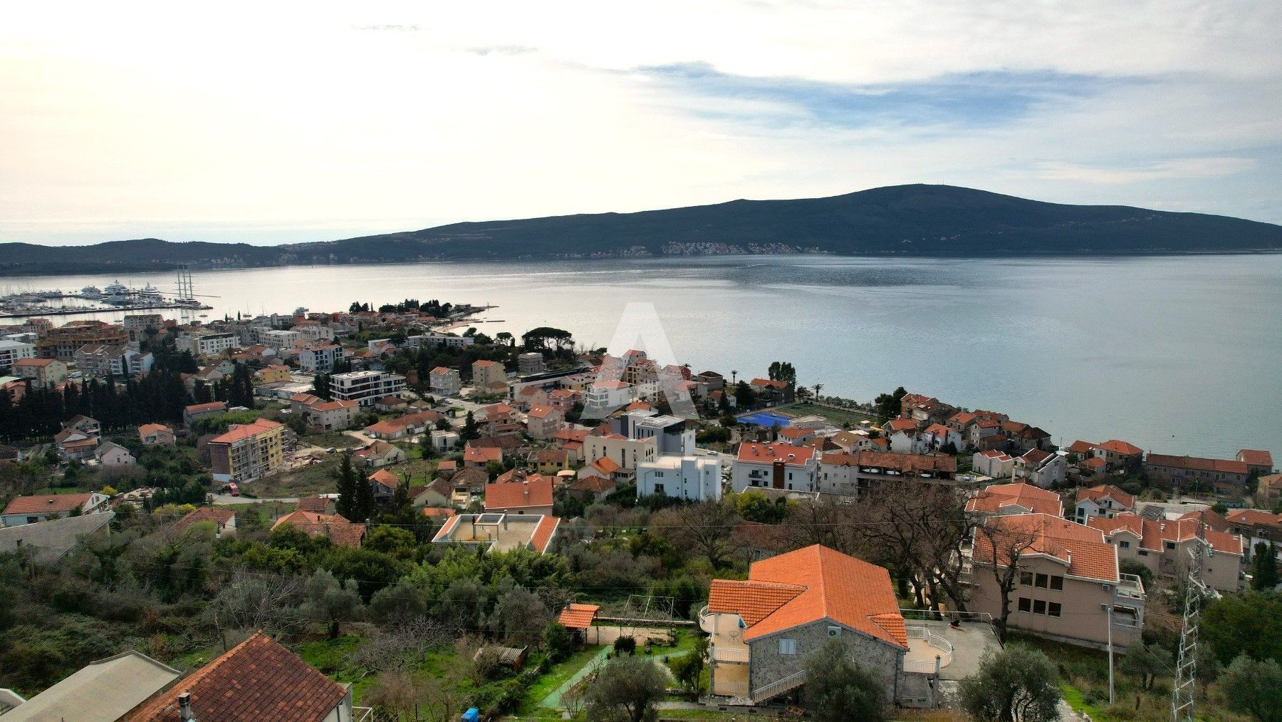 amforaproperty.com/Zemljiste 1800m2 sa ucrtanim projektom za izgradnju 3 vile u mestu Donja Lastva, Tivat, sa predivnim pogledom na more i Porto Montenegro.