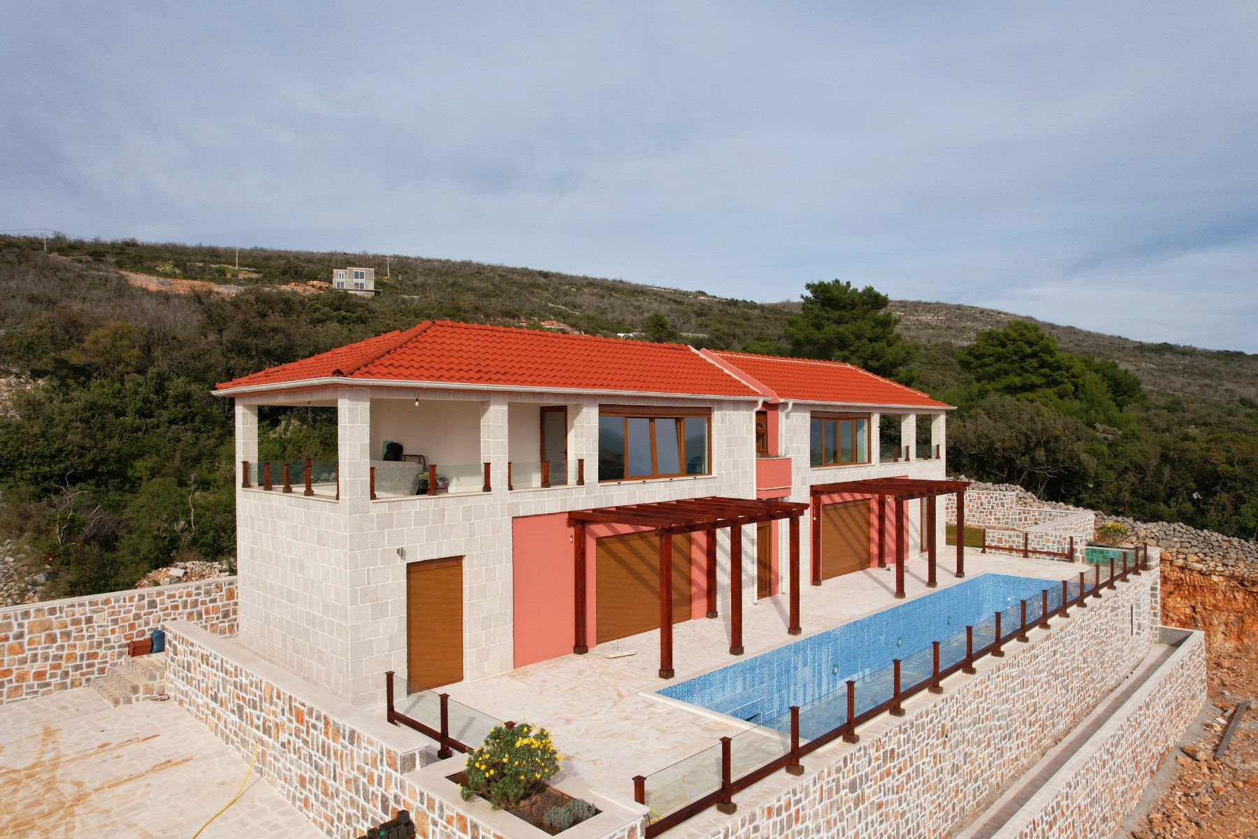 Novoizgrađena kuća 255m2 sa bazenom i predivnim pogledom na more  Luštica-Tivat - Amfora Real Estate