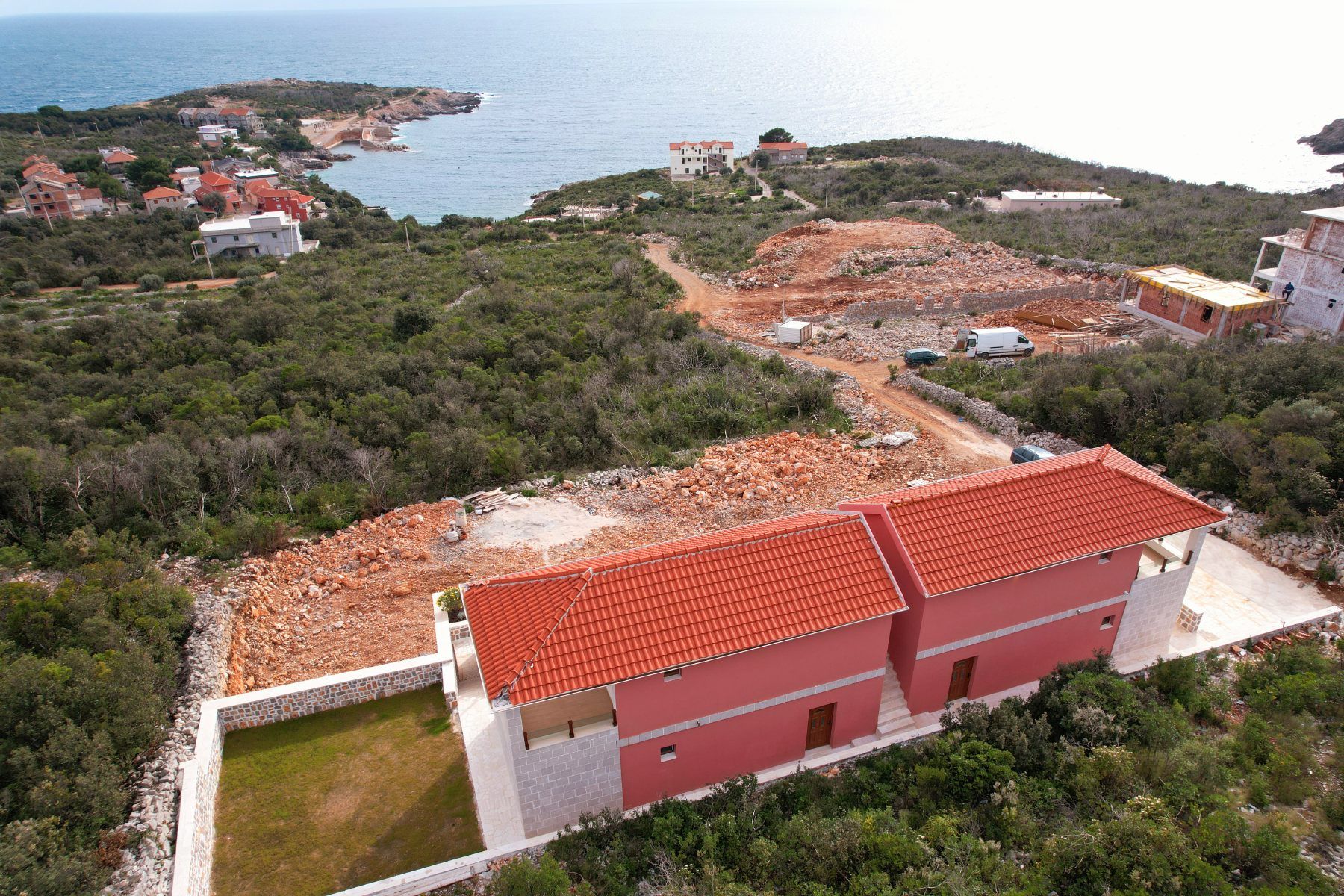 Novoizgrađena kuća 255m2 sa bazenom i predivnim pogledom na more  Luštica-Tivat - Amfora Real Estate