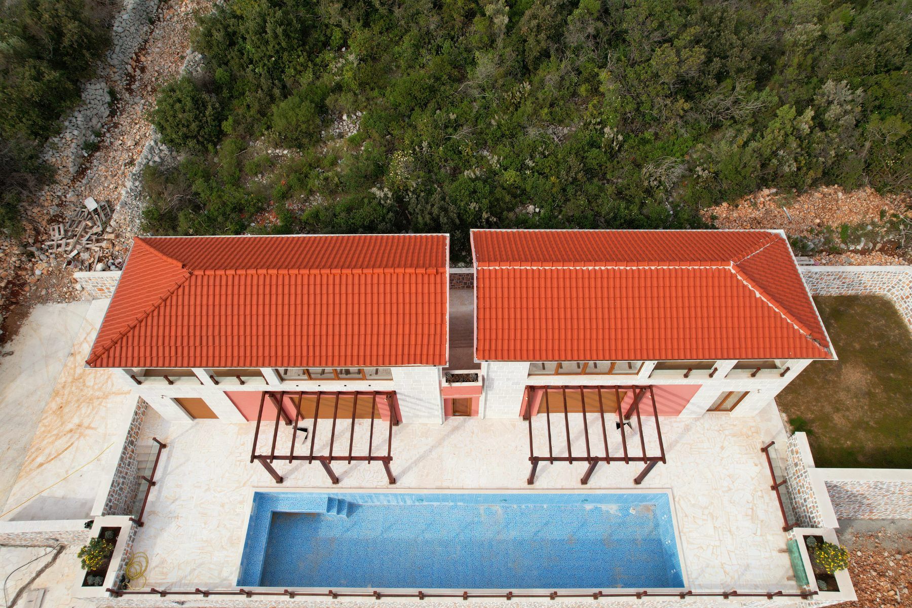 Novoizgrađena kuća 255m2 sa bazenom i predivnim pogledom na more  Luštica-Tivat - Amfora Real Estate